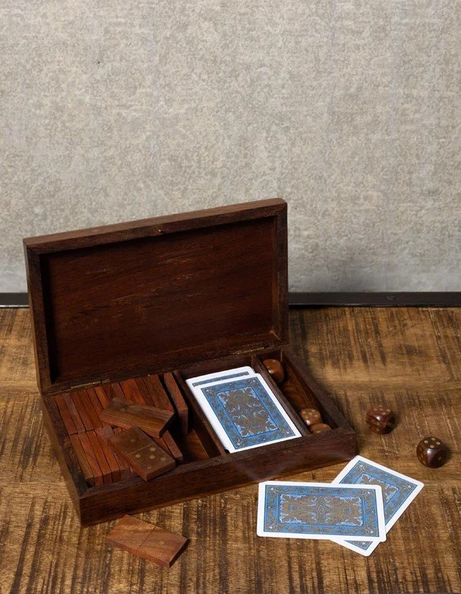 boite à jeu, chehoma, cartes, dés, dominos, jouer, emporter.jpg