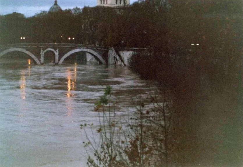Ponte Fabricio visto da Ponte Palatino all'alba (16 e 17 Dicembre 1999)