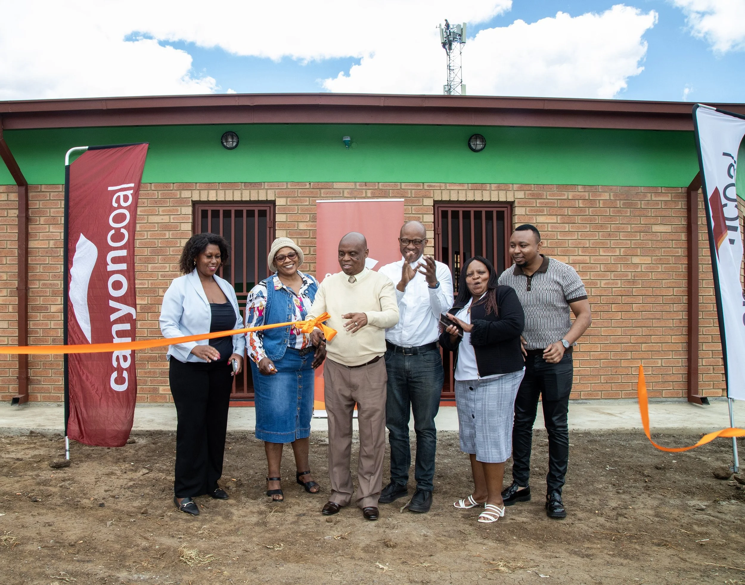 Canyon Coal hands over new classroom to Delpark Primary School