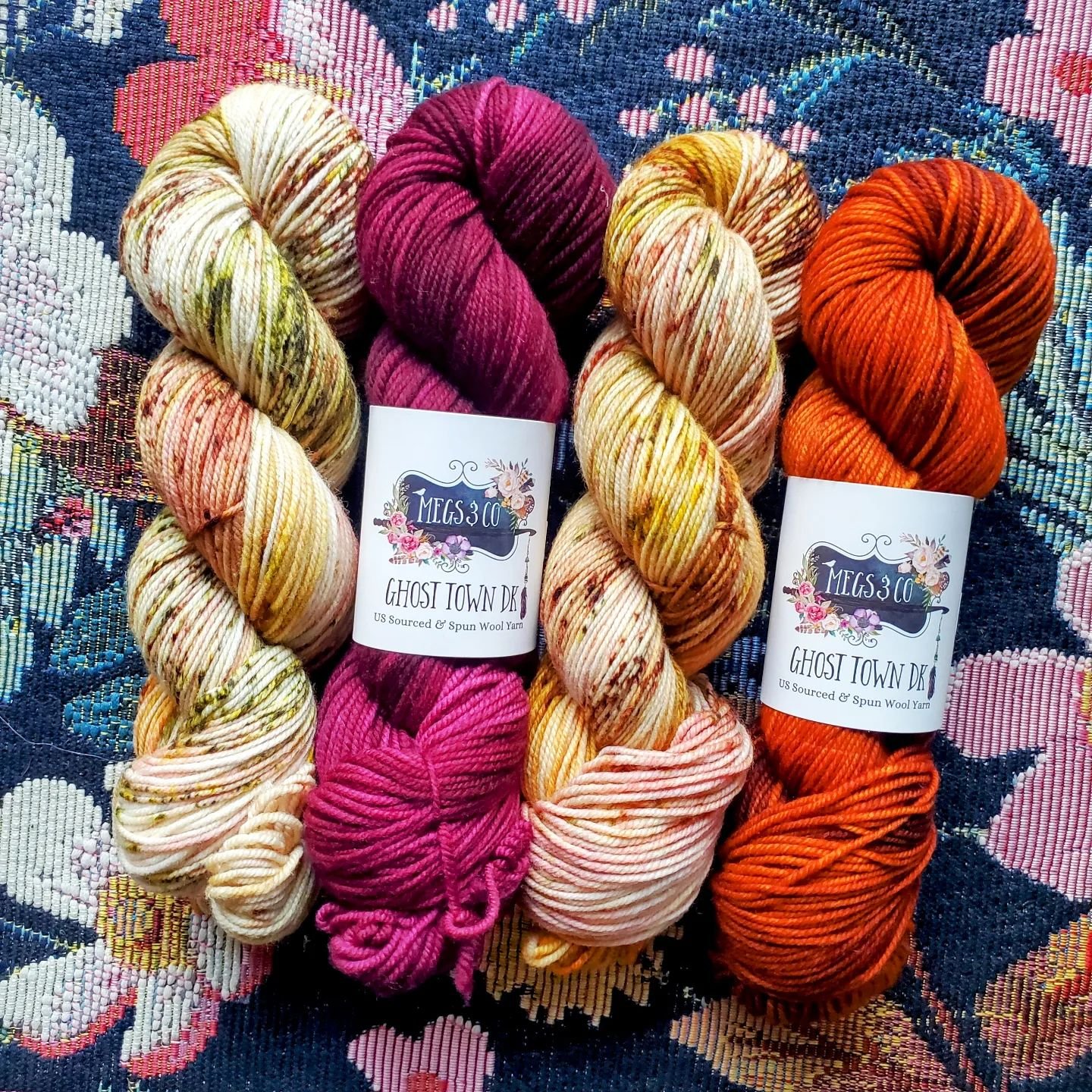 This color is ready for spring migration 🧡🦋💛

Pre-orders are closing soon for Monarch Chandelier, the colorway I created for the spring edition of Knitting our National Parks by @indieuntangled 

Lightly speckled in an earthy blend of peach, orang