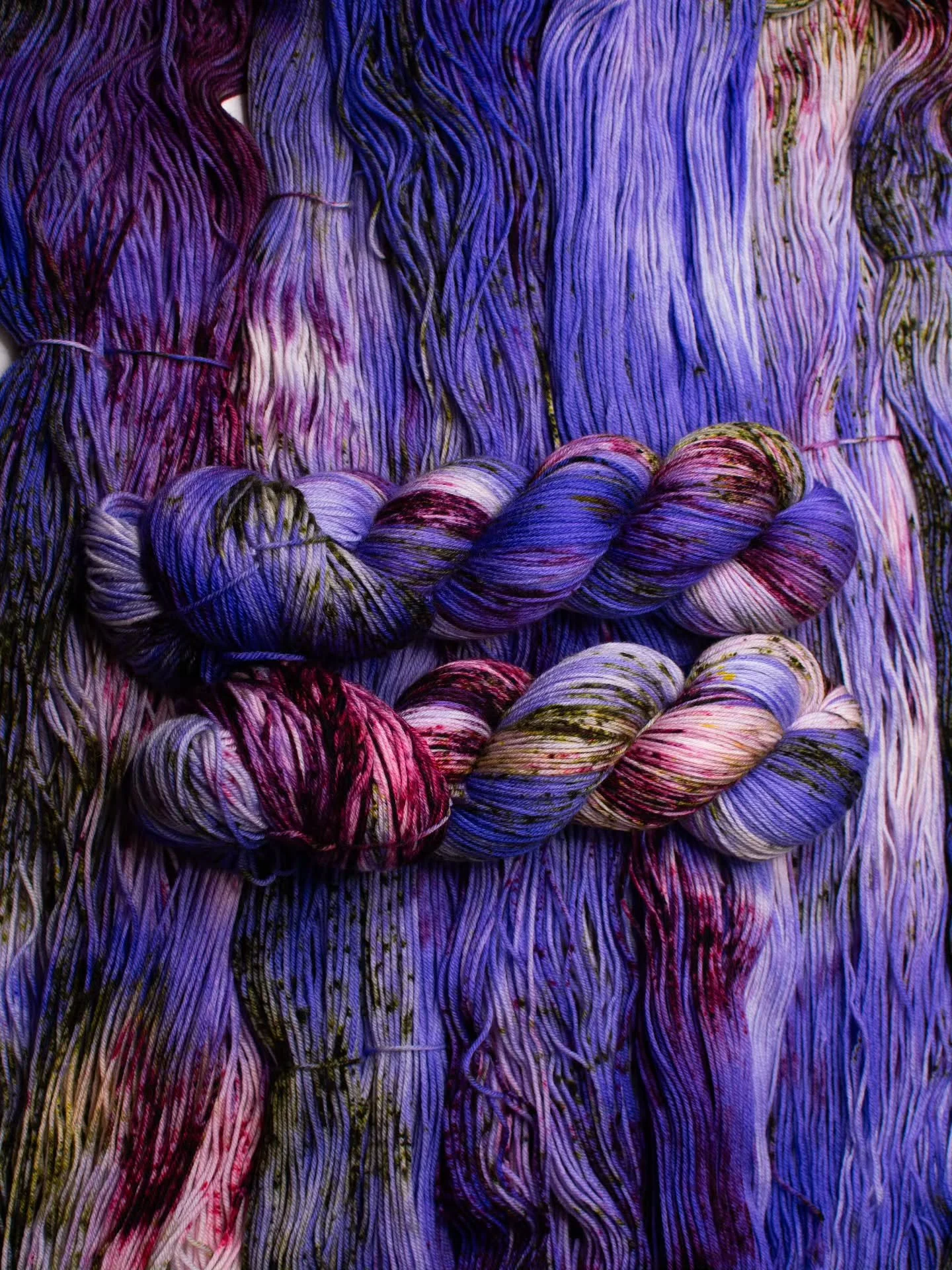 Flower City 🌸💜🏙 Named after my home city of Rochester, NY which is affectionately known as the Flower City, this gorgeous speckled colorway features floral inspired  shades of deep rose, pink, plum, and red, with accents of lime, yellow, and black
