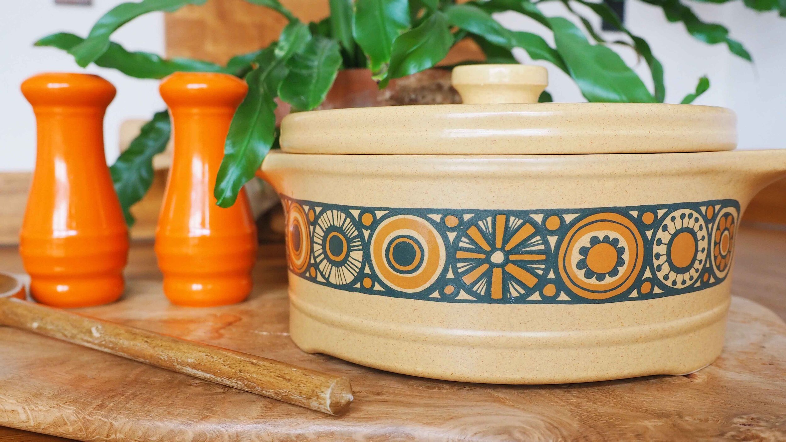 KILN CRAFT - STAFFORDSHIRE POTTERY - CASSAROLE DISH
