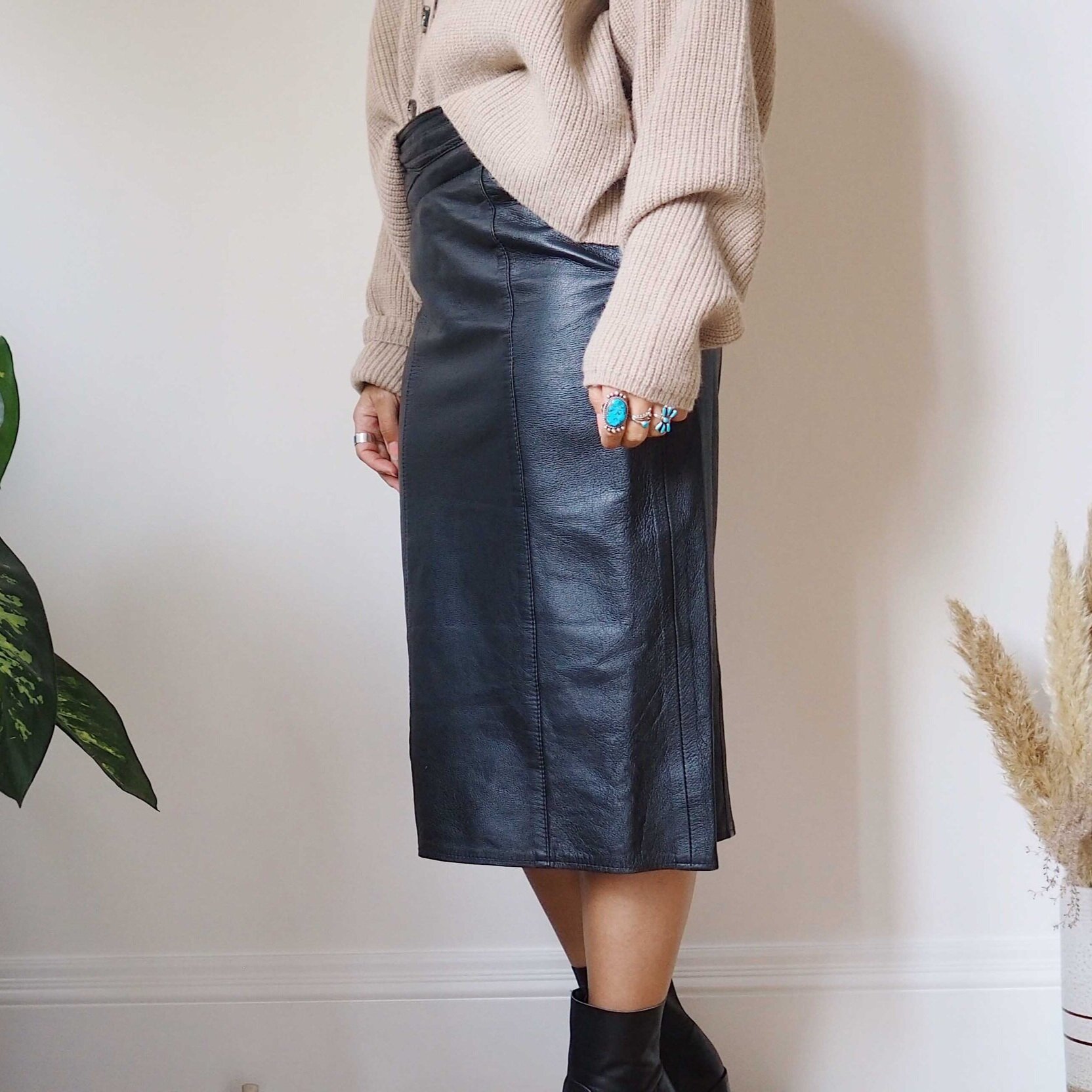 MID LENGTH HIGH WAISTED BLACK LEATHER PENCIL SKIRT