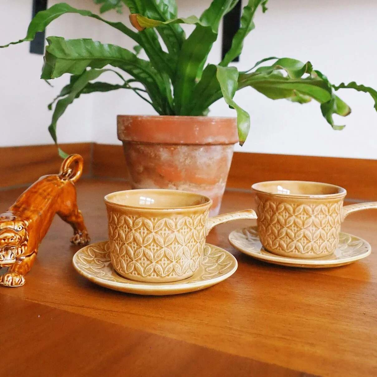 VINTAGE TAMS POTTERY SOUP MUGS WITH SAUCERS