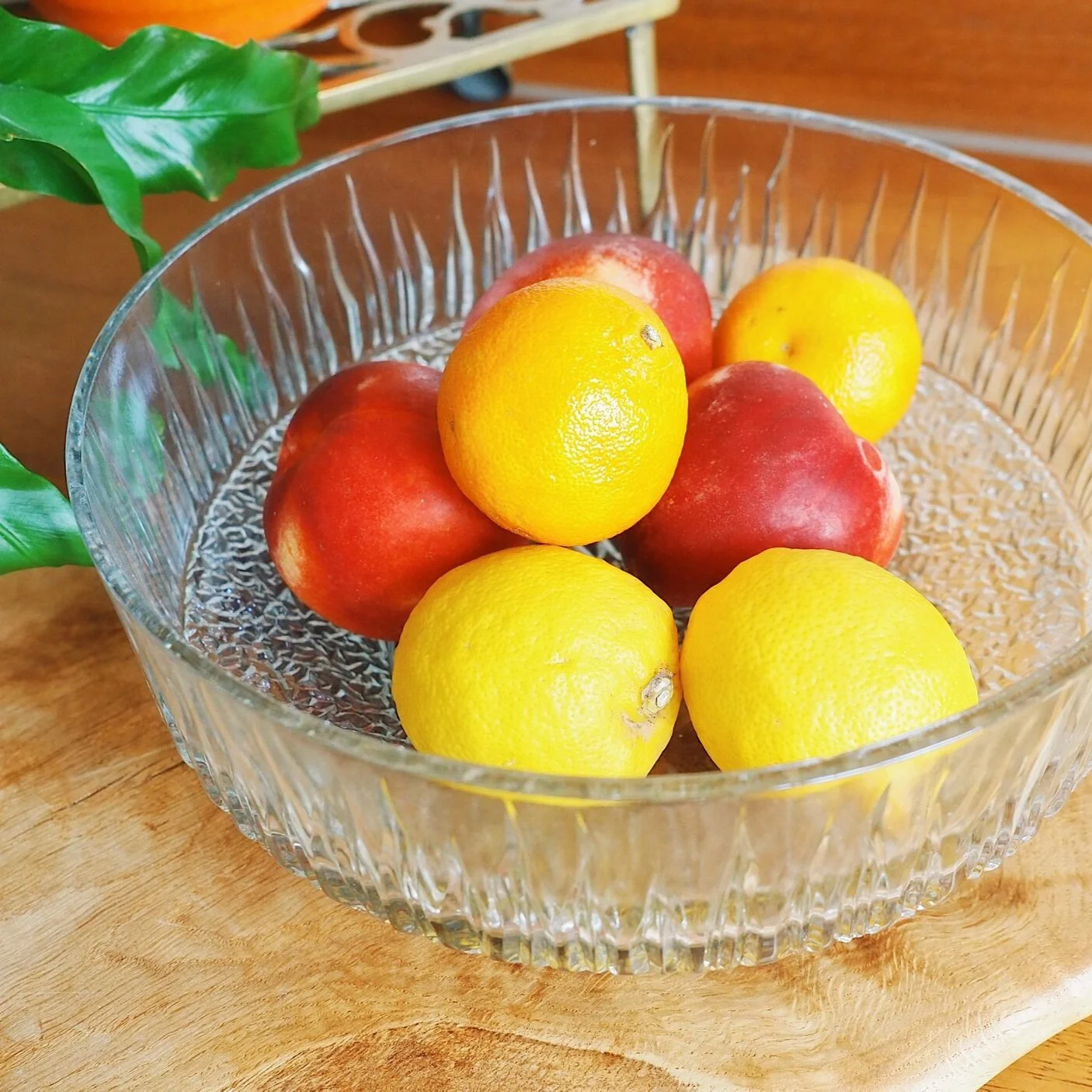 MID CENTURY GLASS CUT FRUIT / SERVING BOWL