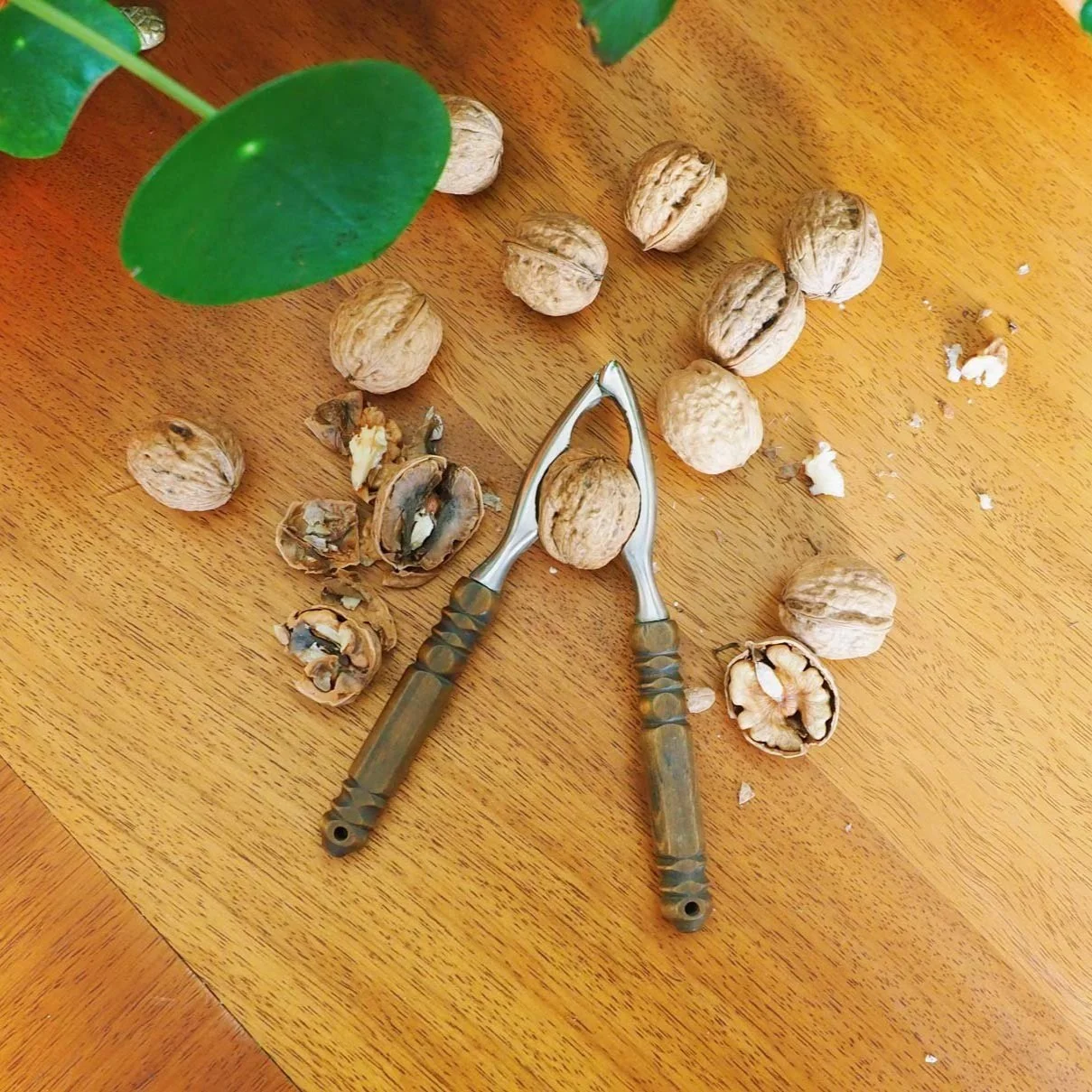 WOODEN HANDLE NUTCRAKCER IN ORIIGNAL 70S BOX