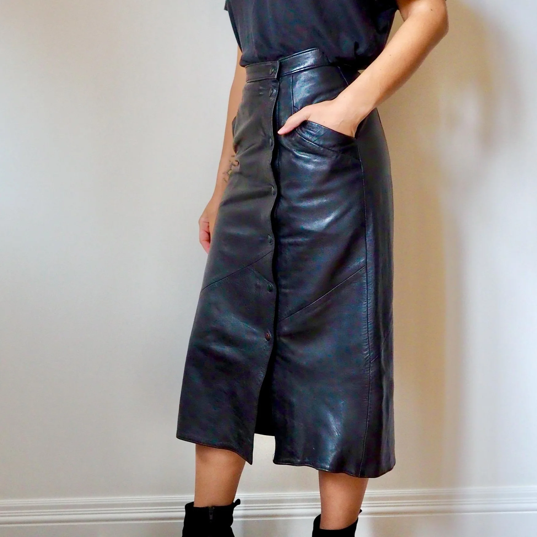 VINTAGE LEATHER BUTTON DOWN PENCIL SKIRT WITH POCKETS