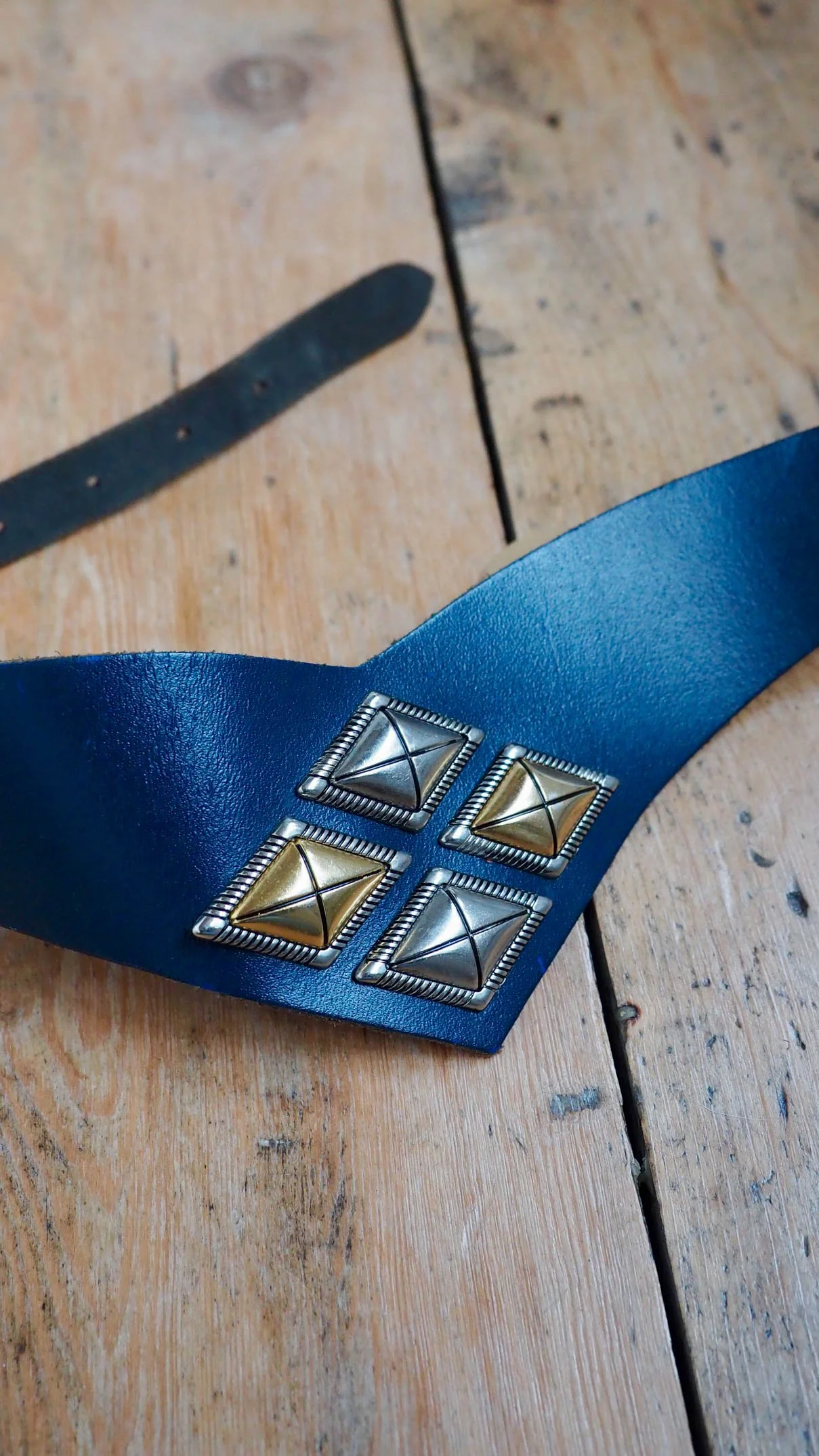 80s NAVY LEATHER WITH GOLD AND SILVER STUDDED WAIST BELT