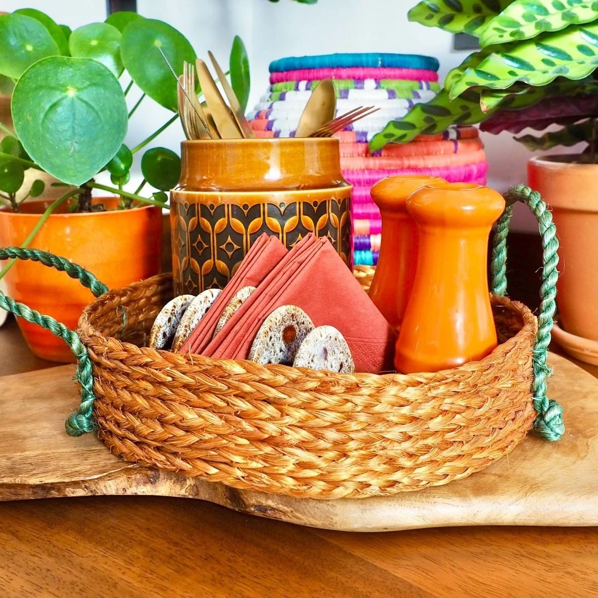 TAN WOVEN TRAY WITH DEEP GREEN HANDLES