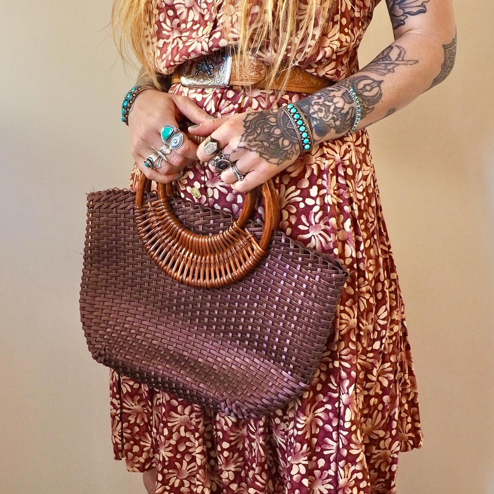 BROWN WOVEN BAG WITH WICKER HANDLES