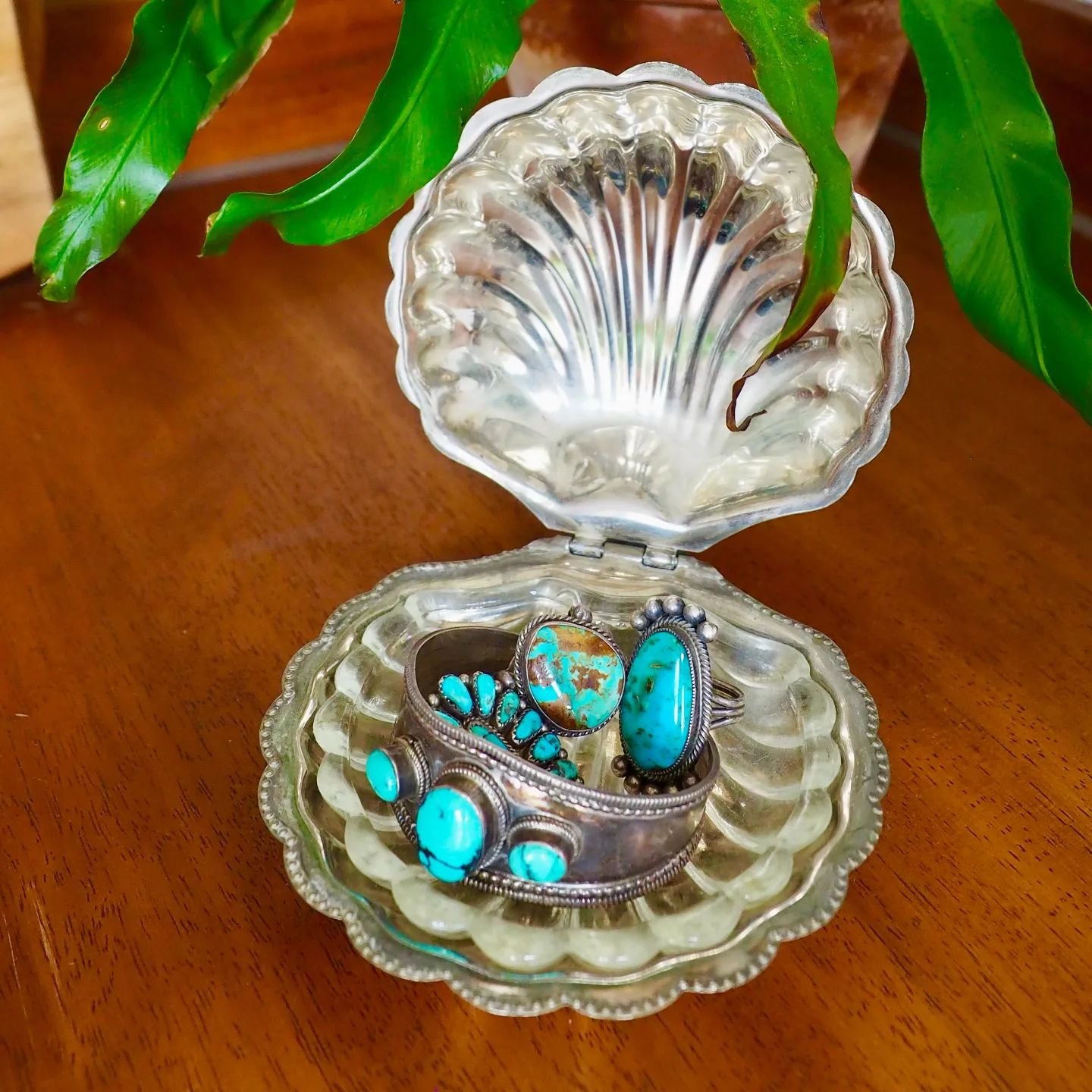 Well what a week of Pre-Loved drops it's been!! If your trying to be more sustainable and conscious of your shopping choices we've got you covered! Myself and Jenna handpick everything from Clothes, Shoes to my fav department Homeware! Take a look at