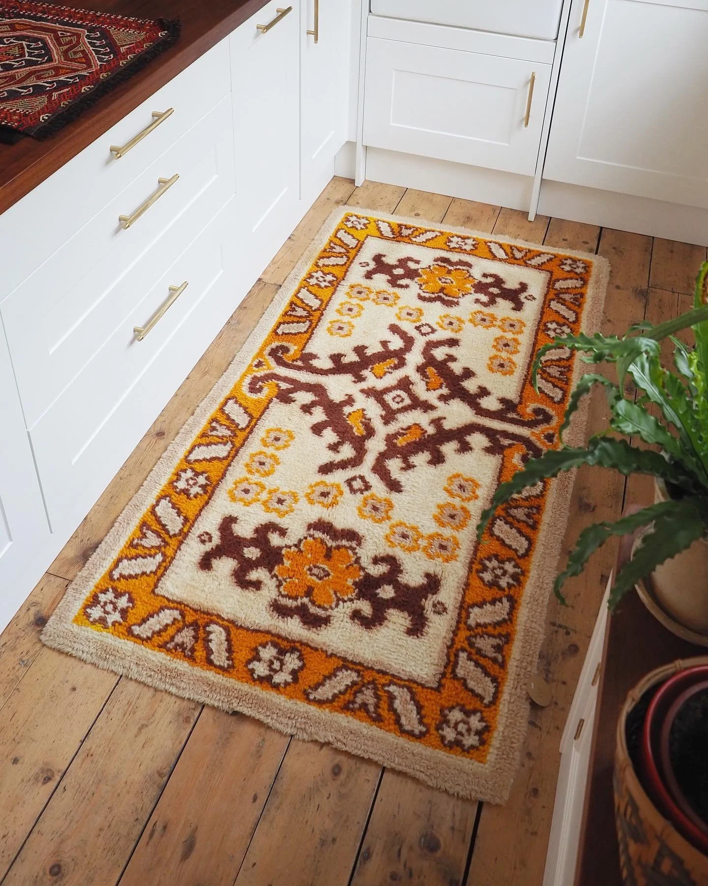 ✦ We wanted to end the week with a bang and what better way than this vintage orange and brown 70s Berber design rug 🥰 Now live on site! ✦
