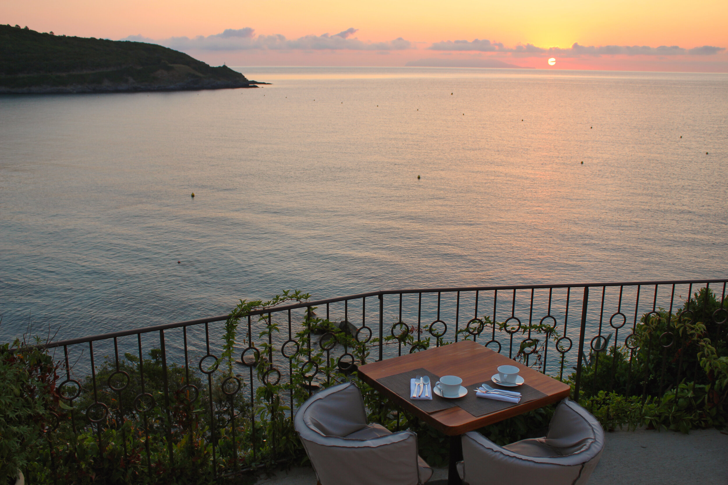 Hotel-Weekend-Barefoot-Luxury-Misincu-Corsica-Sunset.jpeg