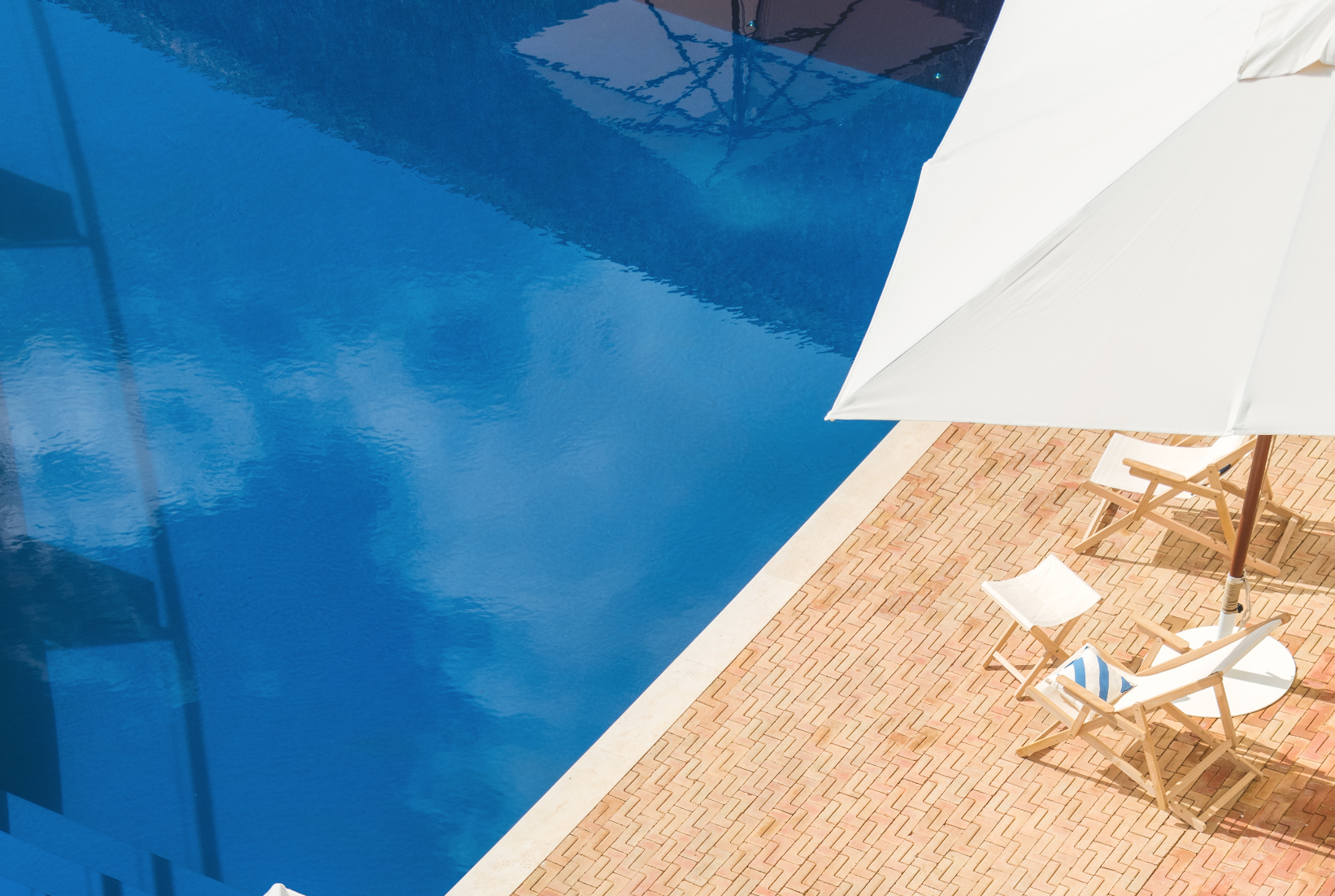 Hotel-Weekend-Barefoot-Luxury-Casa-Mae-Portugal-Pool.png
