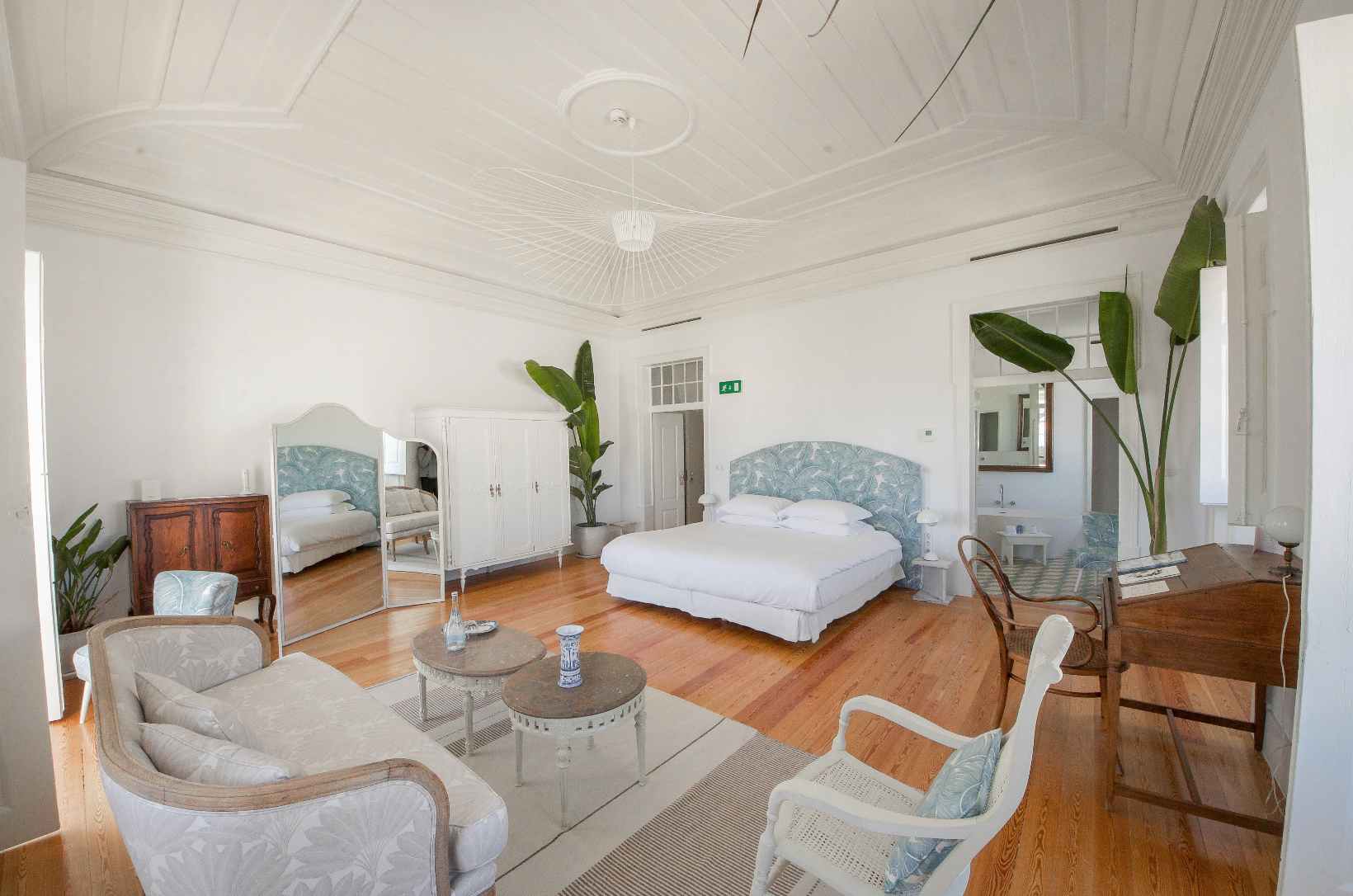 Hotel-Weekend-Barefoot-Luxury-Casa-Mae-Portugal-Room.png