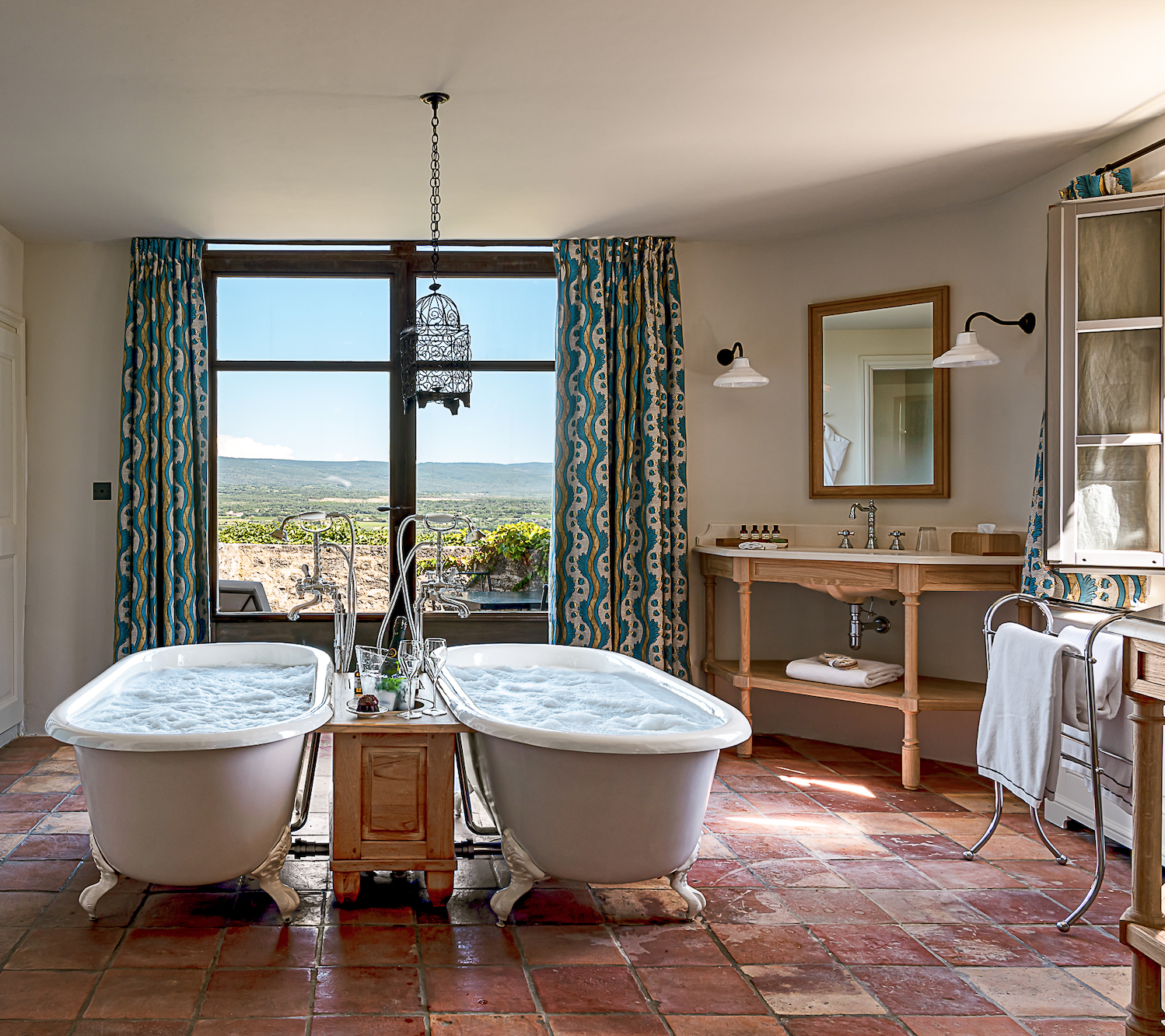 Hotel-Weekend-Barefoot-Luxury-Crillon-Le-Brave-Bath.png