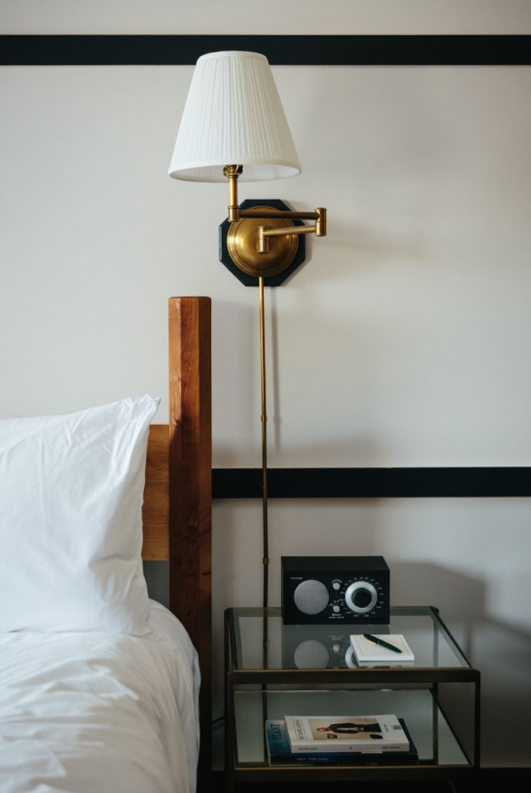 Hotel-Weekend-Barefoot-Luxury-Brentwood-Hotel-Room-Details-BEd.png