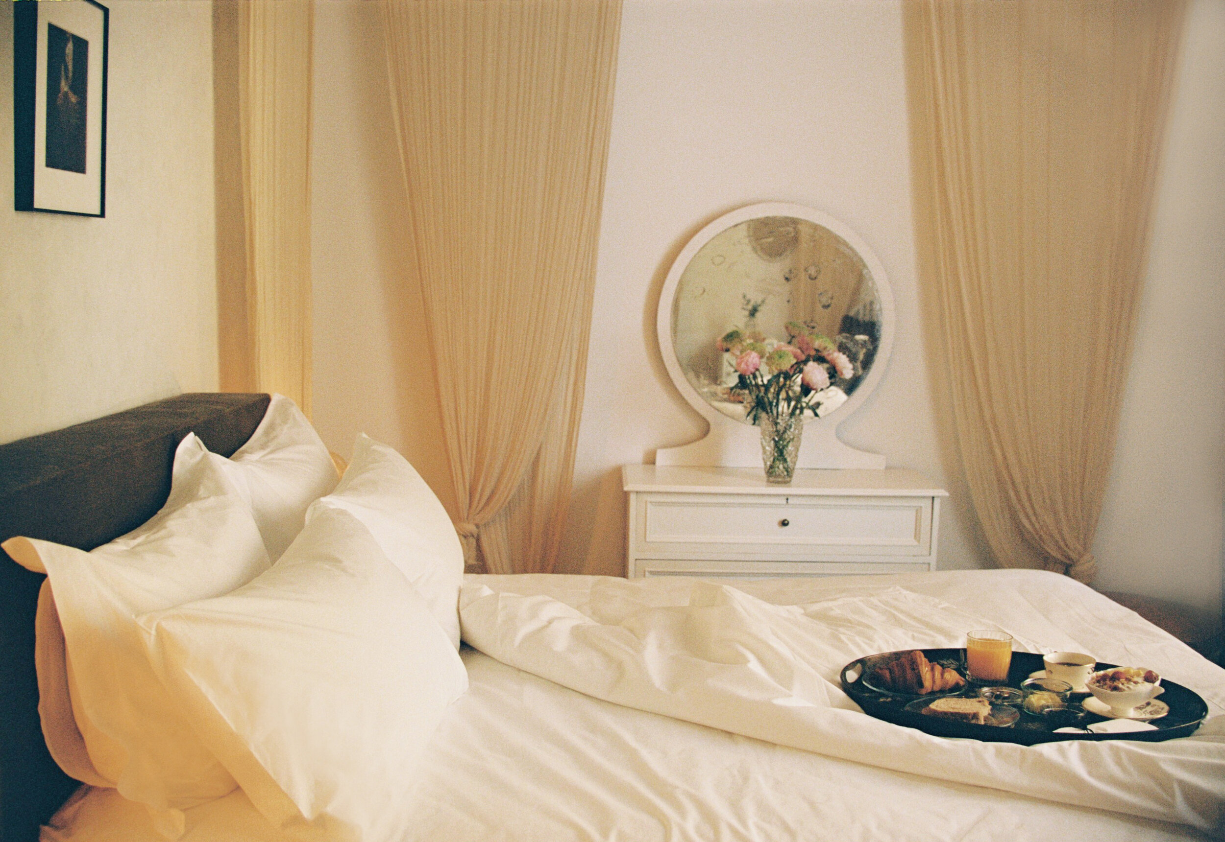 Hotel-Weekend-Barefoot-Luxury-Shila-Room-Breakfast-Artist Atelier_Pia Riverola.jpg