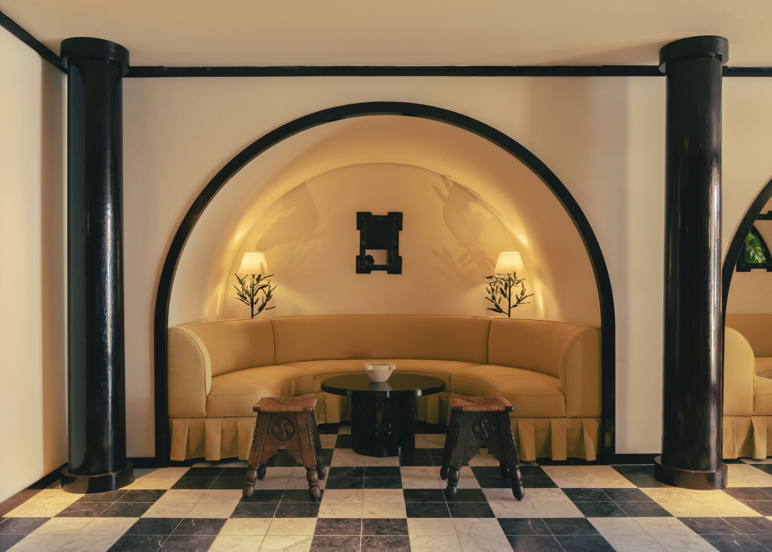 Hotel-Weekend-Barefoot-Luxury-La-Ponche-Saint-Tropez-Hotel-lobby-details.jpg