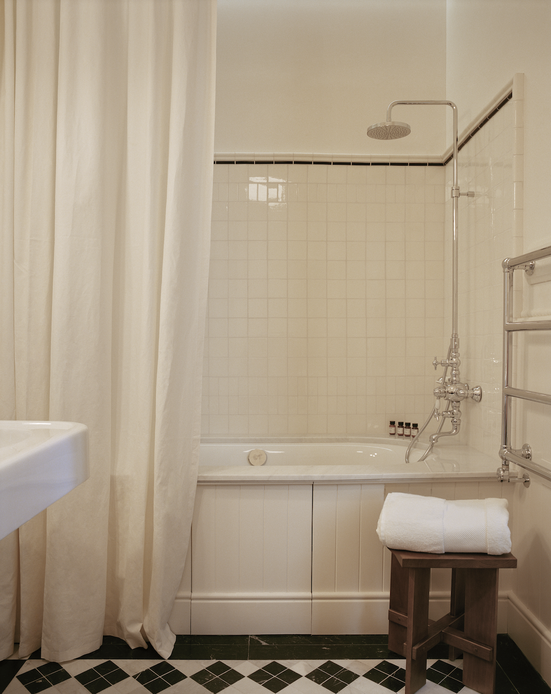 Hotel-Weekend-Barefoot-Luxury-Château Voltaire-BAthroom.png