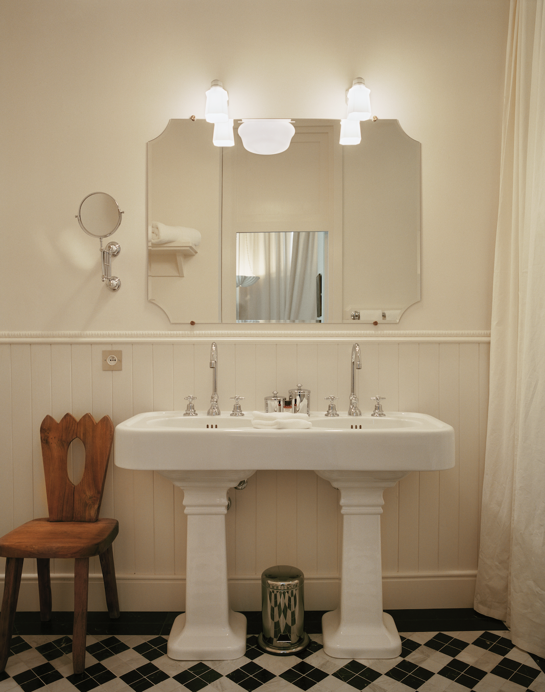 Hotel-Weekend-Barefoot-Luxury-Château Voltaire-Bathroom1.png