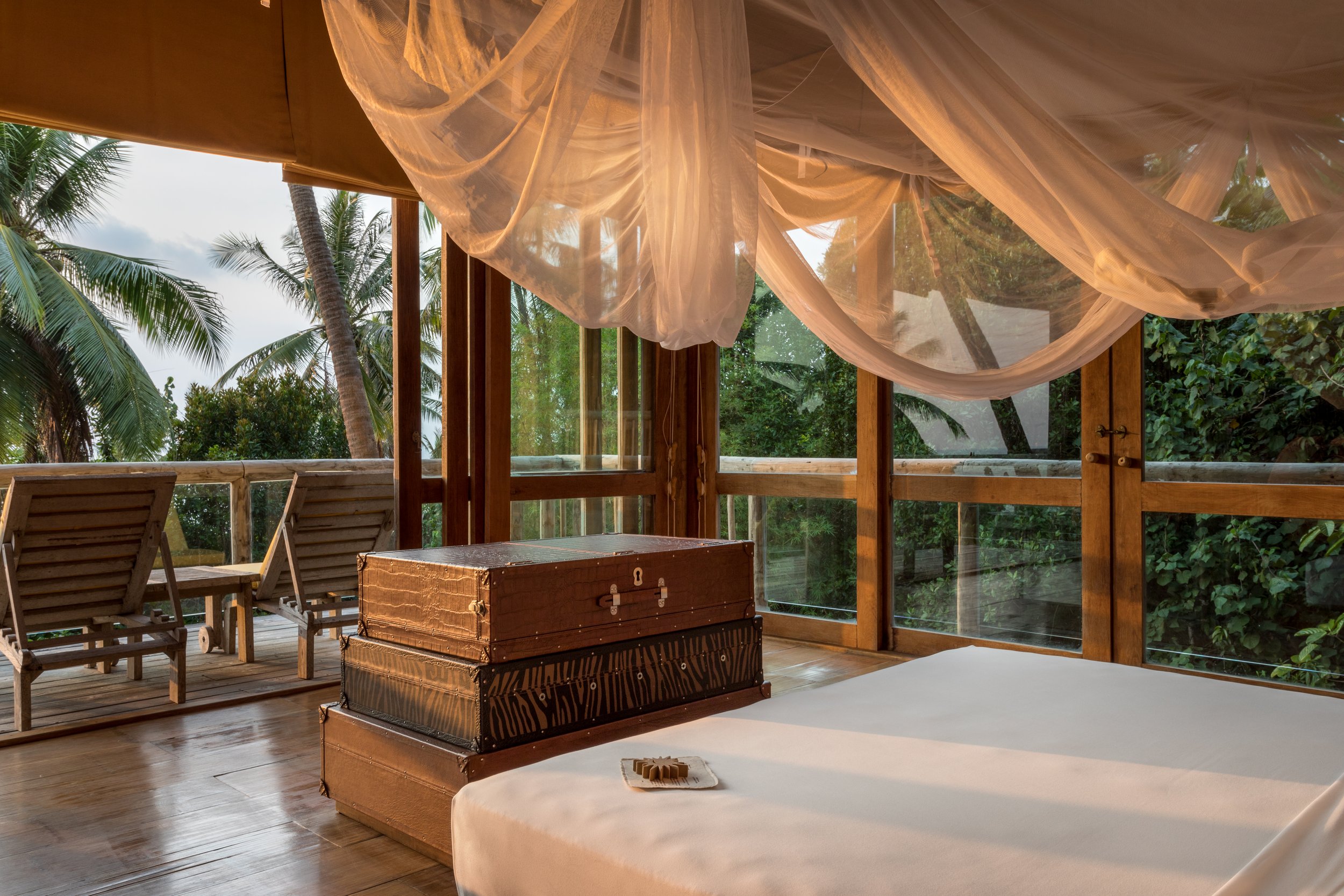 Hotel-Weekend-Barefoot-Luxury-Soneva-Kiri-Thailand-Villa-Room.jpg