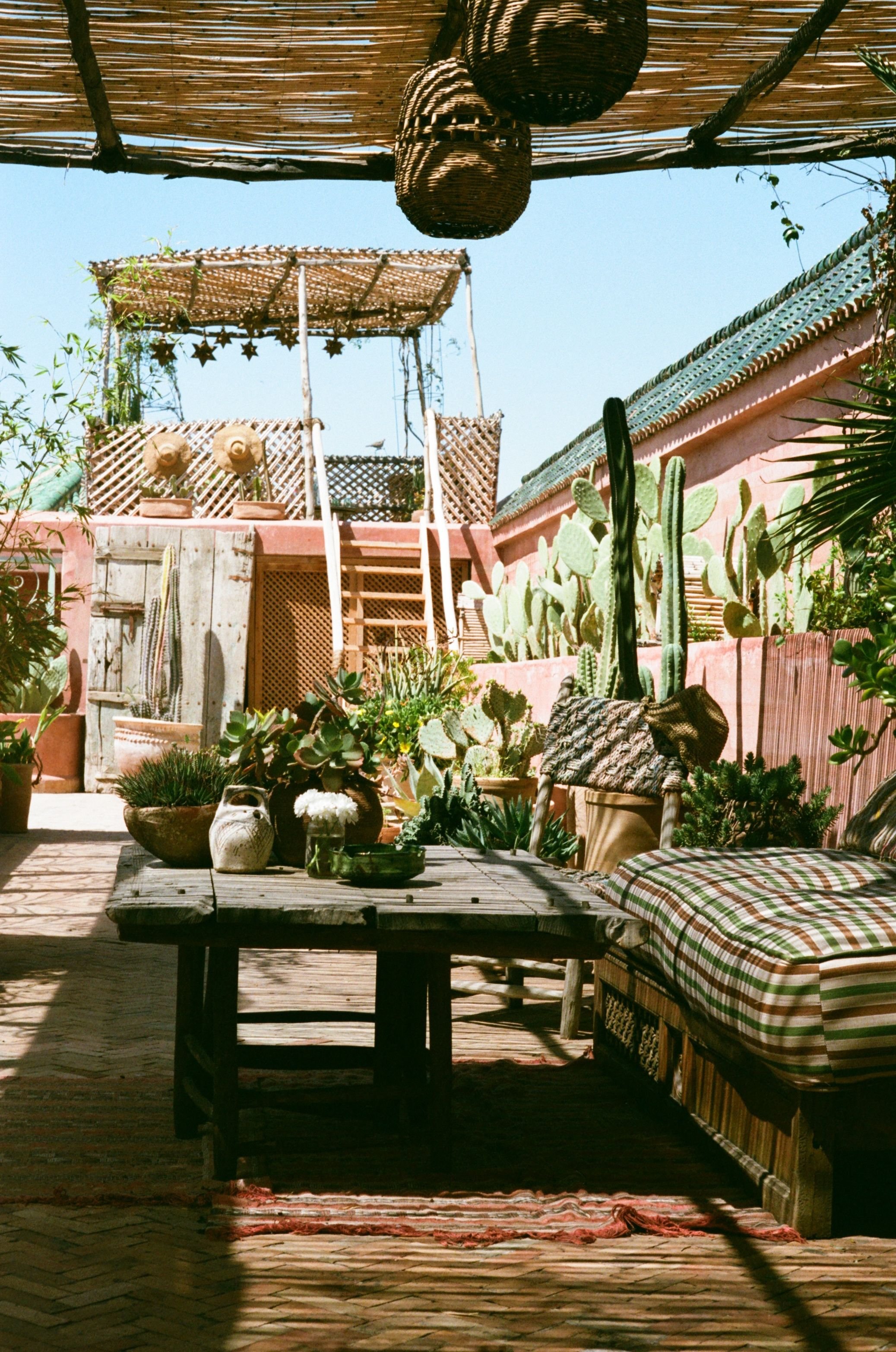 Hotel-Weekend-Barefoot-Luxury-Riad-Jardin-Secret-pink-roof-top.jpeg