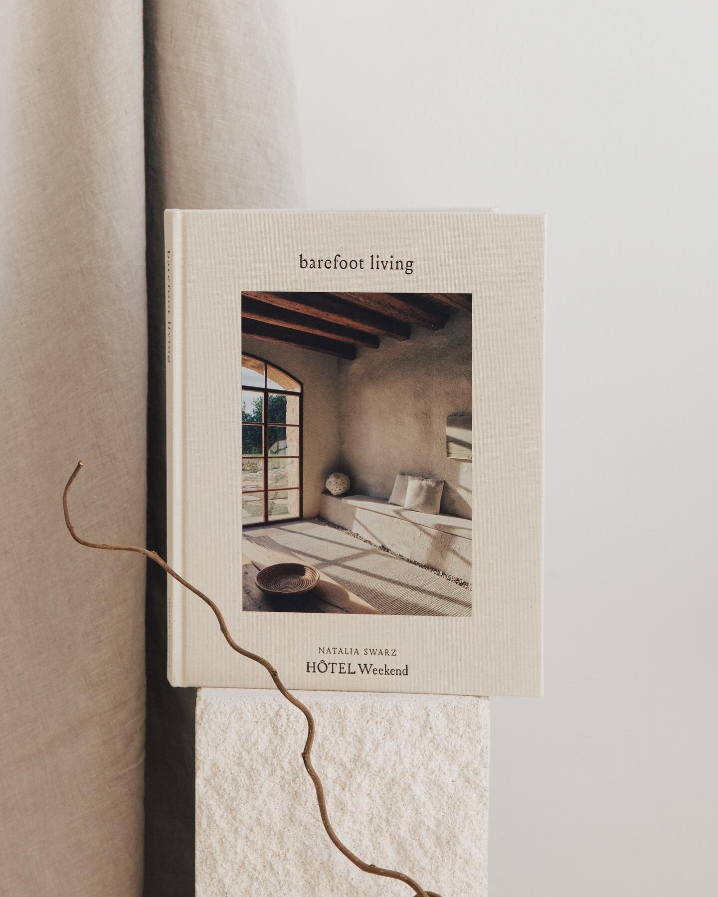 G I V E A W A Y |  We just hit 500 copies sold of our book! To celebrate, we are giving away one book to a lucky winner, along with a free H&ocirc;tel Weekend Club membership. 

To participate:
[1] Follow us at @hotelweekend and @nataliaswarz 
[2] Te