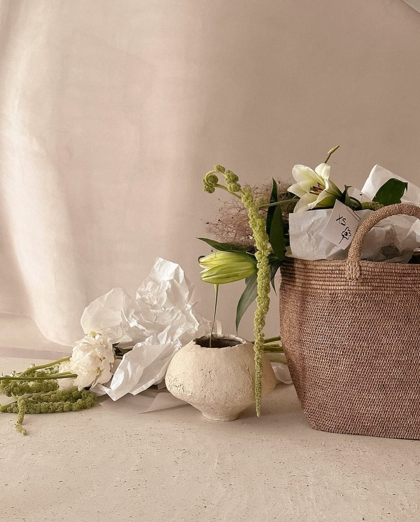 Tulip&aacute;n&hellip;. en @casamanuelamarbella
.
.
#mcb_ceramics #vases #vase #sculpture #modernceramics #ceramica #ceramics #contemporaryclay #ceramicdesign #ceramicartist #wabisabi #minimalism #home #deco #interiordesign #keramic #ceramique #craft