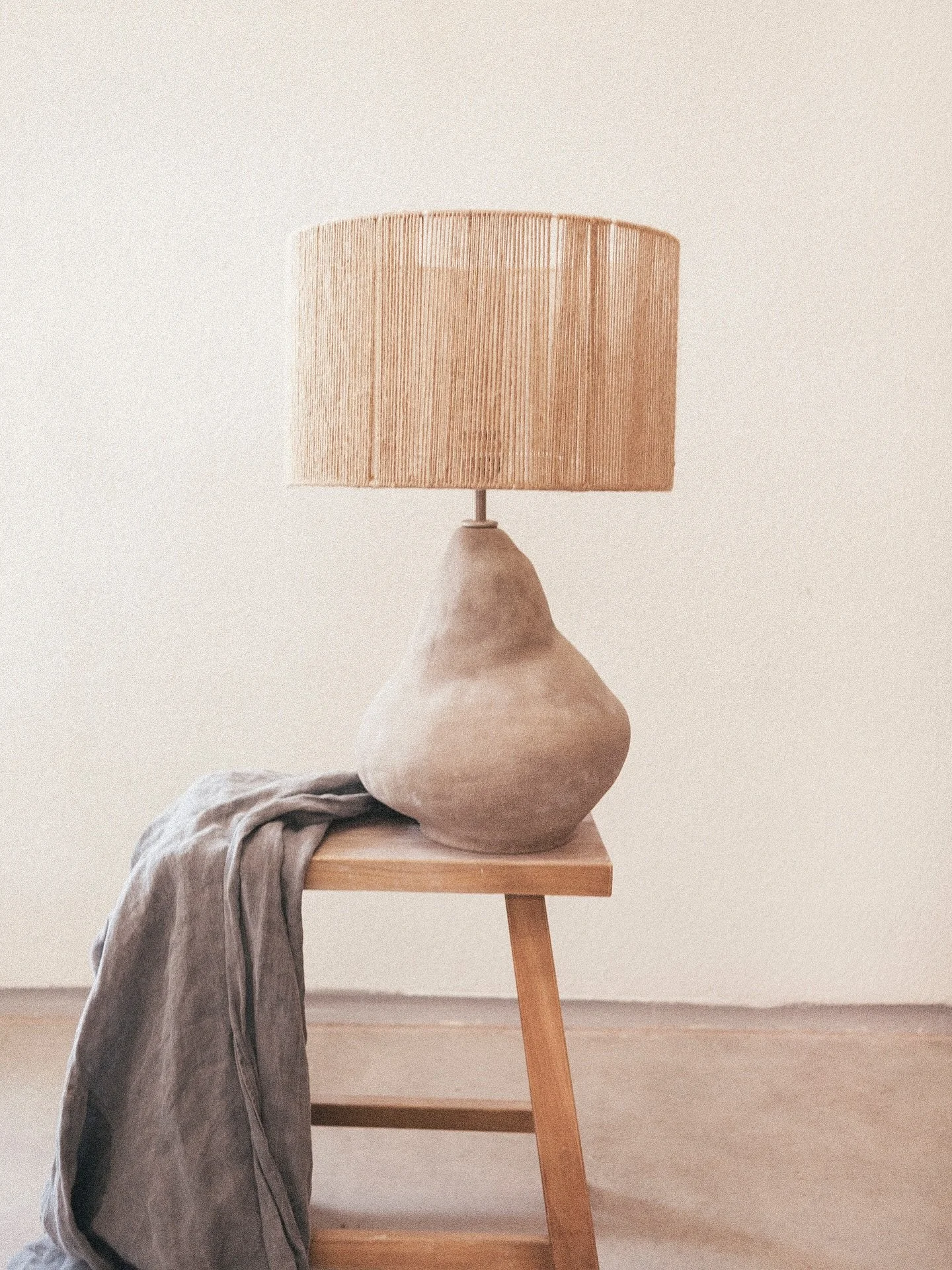 L&aacute;mpara Roche
.
.
.
#mcb_ceramics #vases #vase #sculpture #modernceramics #ceramica #ceramics #contemporaryclay #ceramicdesign #ceramicartist #wabisabi #minimalism #home #deco #interiordesign #keramic #ceramique #craftsmanship #art #pottery #c