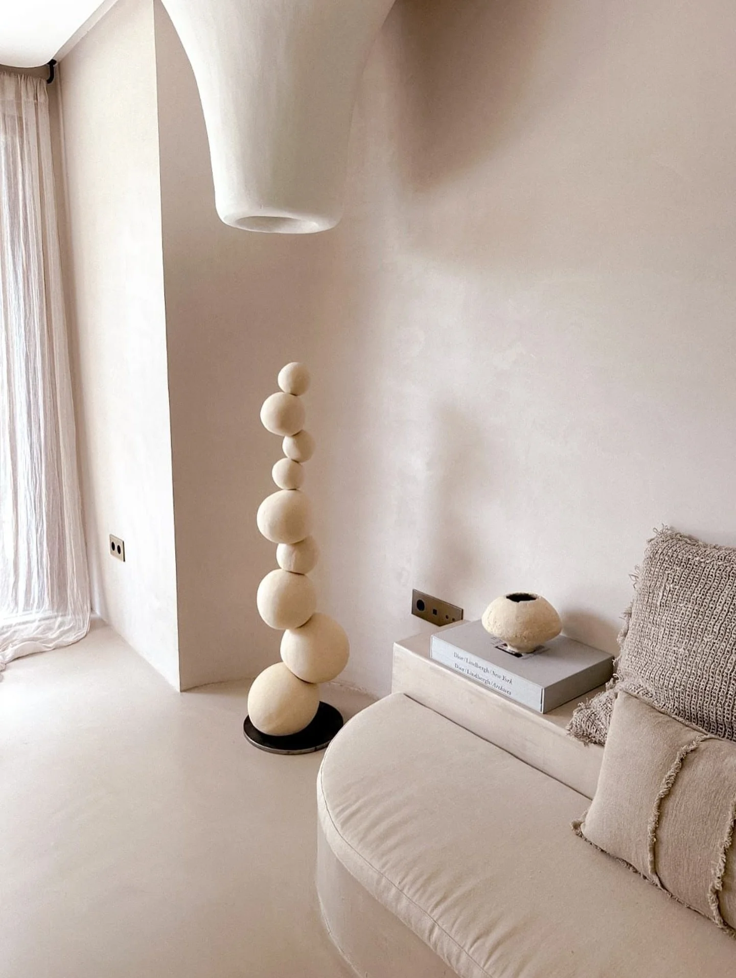 Buscando el equilibrio
.
.
@casamanuelamarbella 
.
.
.
#mcb_ceramics  #sculpture #modernceramics #ceramica #ceramics #contemporaryclay #ceramicdesign #ceramicartist #wabisabi #minimalism #home #deco #interiordesign #keramic #ceramique #craftsmanship 