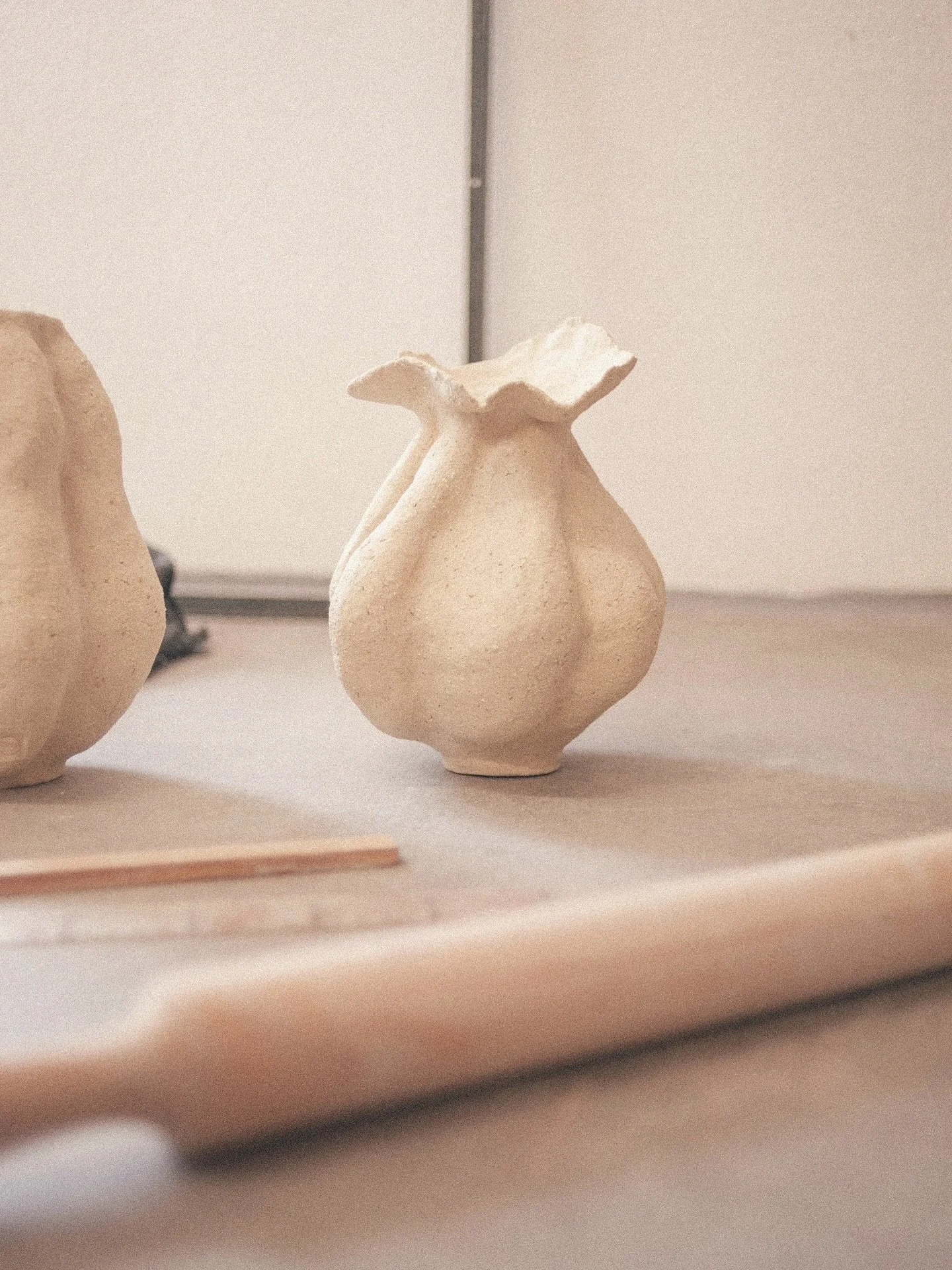 Colecci&oacute;n Flor
&bull;
&bull;
#mcb_ceramics #sculpture #modernceramics #ceramica #ceramics #contemporaryclay #contemporaireceramics
#ceramicdesign #ceramiquecobtemporaire #ceramicartist
#handbuiltpottery #interiordesign #keramic #wabisabi
#mini