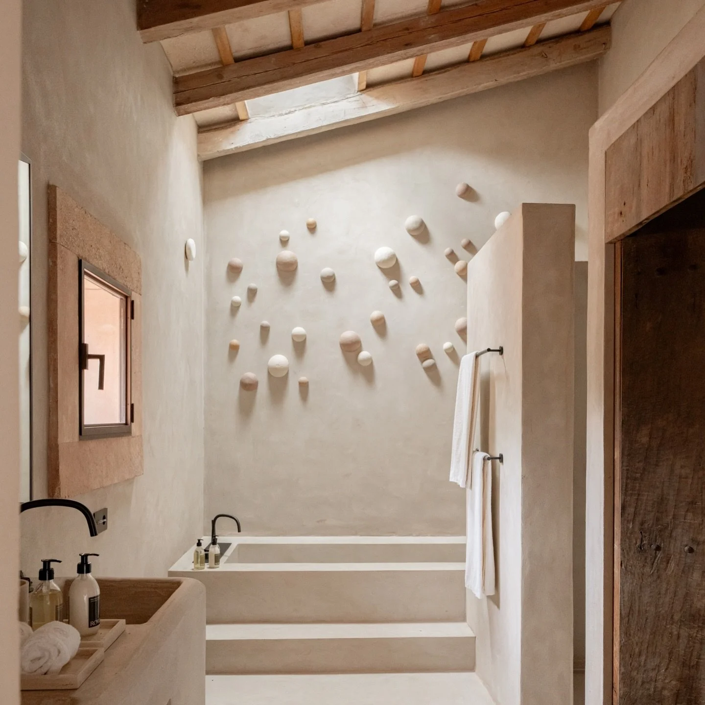 &ldquo; Cosmos Interior&rdquo; en el Hotel Vestige Biniduf&agrave;.

Much&iacute;simas gracias @vestige.collections @annikagranero @edm.arquitectura por contar con mi obra para este maravilloso proyecto.