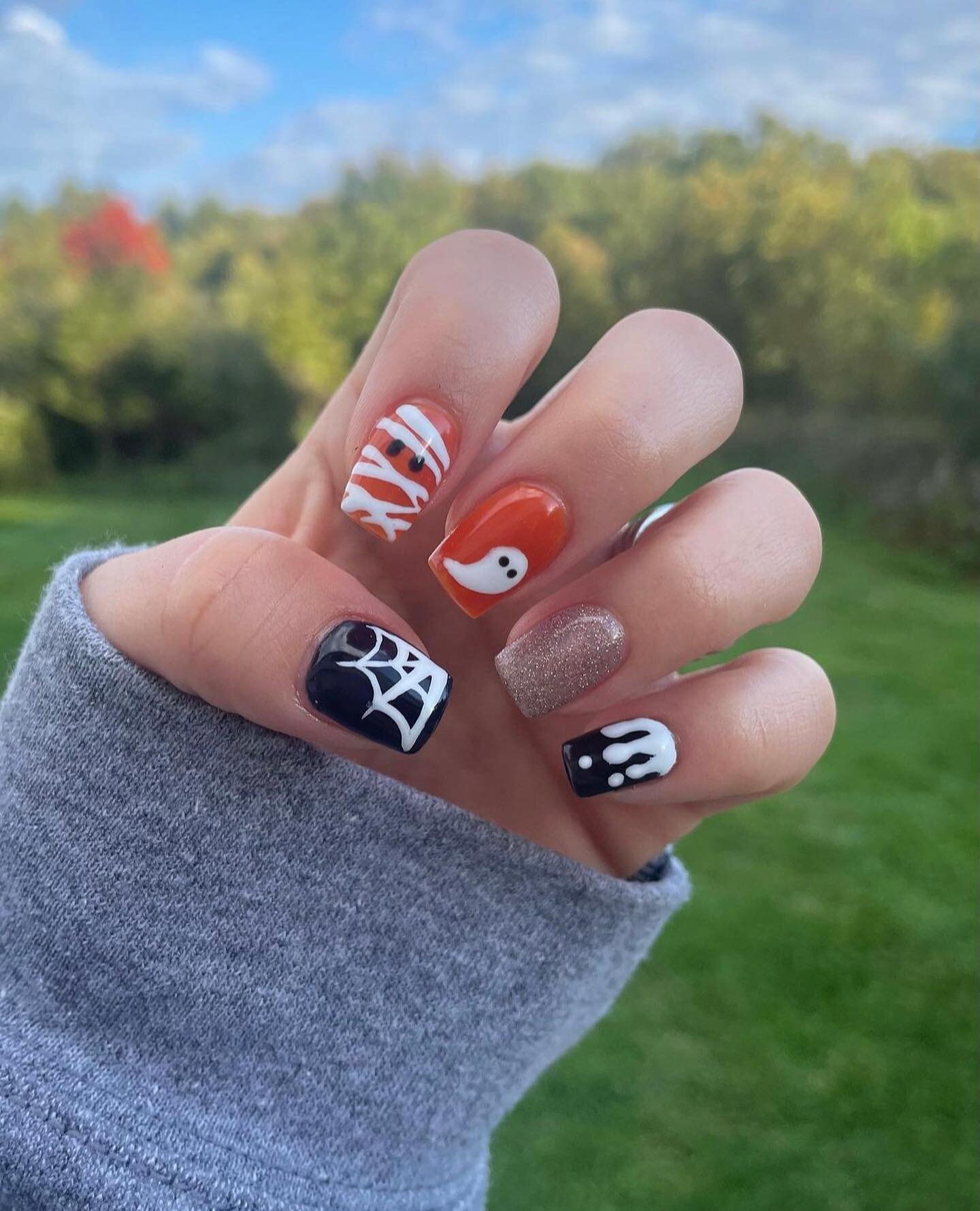 A SPoOoOoOoky manicure by our newest member @styled_by_kristenmarie🧡🕷🖤
&bull;
&bull;
Book her in our shop on Wednesdays and Thursdays and get your spook on🎃
&bull;
&bull;
#hudsonvalley #hudsonvalleyny #nailsofinstagram #nails #nailart #halloweenn