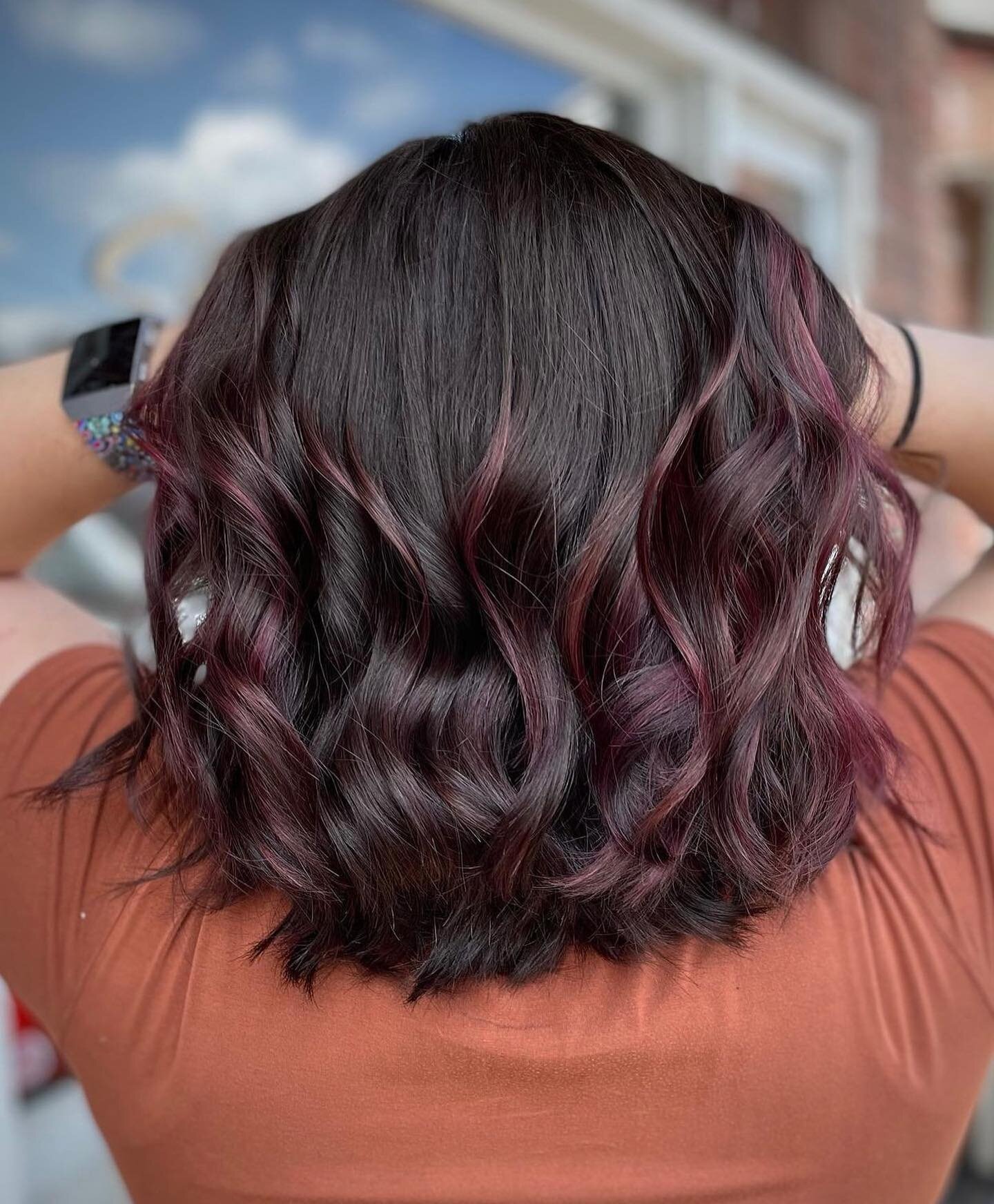 Fall is in the hAIR😉💜
&bull;
Color by @styled_by_kristenmarie 
&bull;
&bull;
&bull;
#hudsonvalleyny #hudsonvalleyroots #HVR #newyorksalon #hairstyles #hudsonvalleysalon #welovehair #behindthechair #cutandcolor #wellacolorist #wella #hairartist #hai