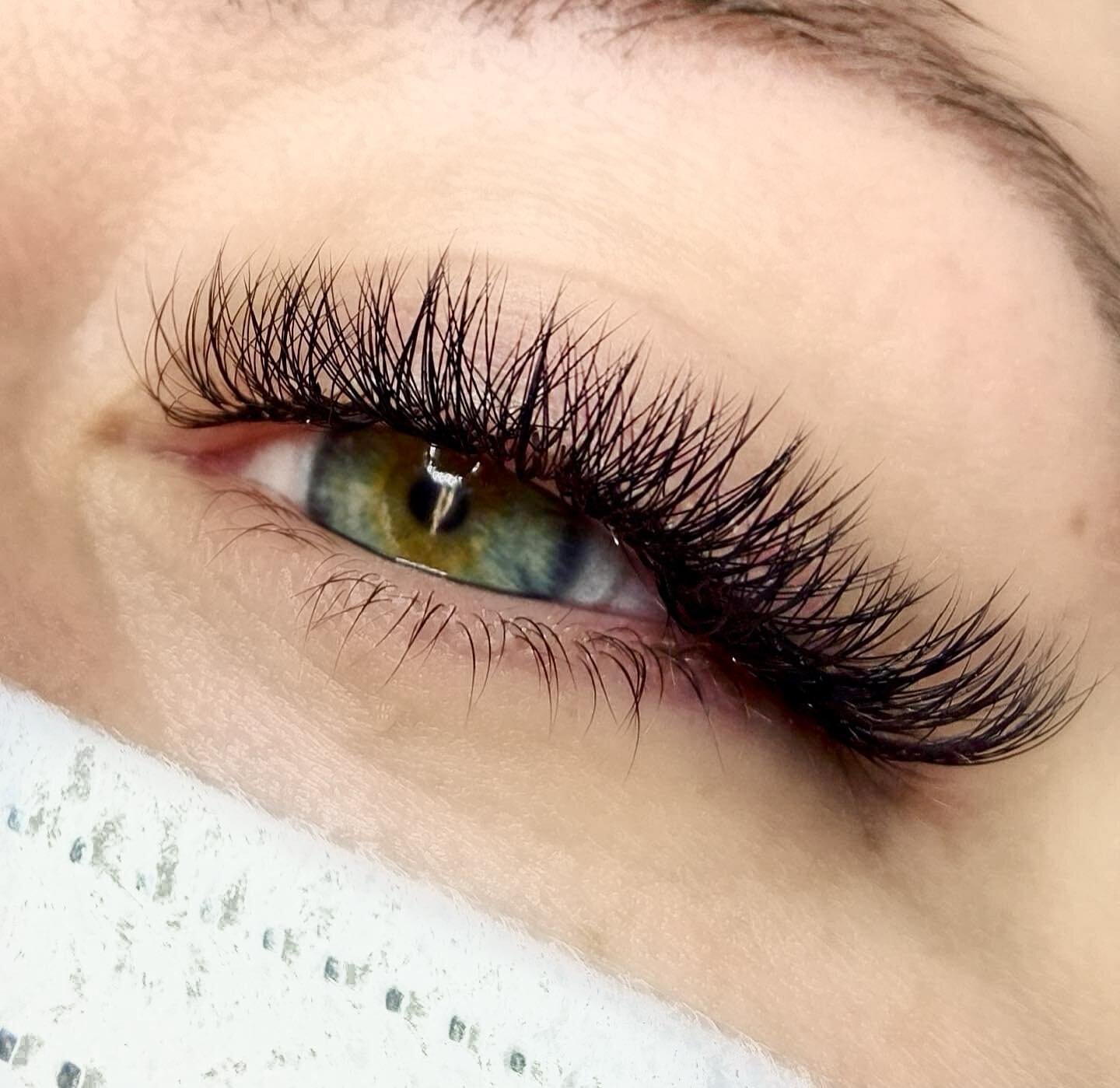 Honestly, have you ever seen such beautiful eyes? 😍 And with @sidney_esthetics lashes??? Perfection.✨
&bull;
&bull;
&bull;
&bull;
#lash #lashes #lashextensions #lashesonfleek #lashesfordays #lashesonpoint #lashartist #eyelashextensions #eyelashes #b