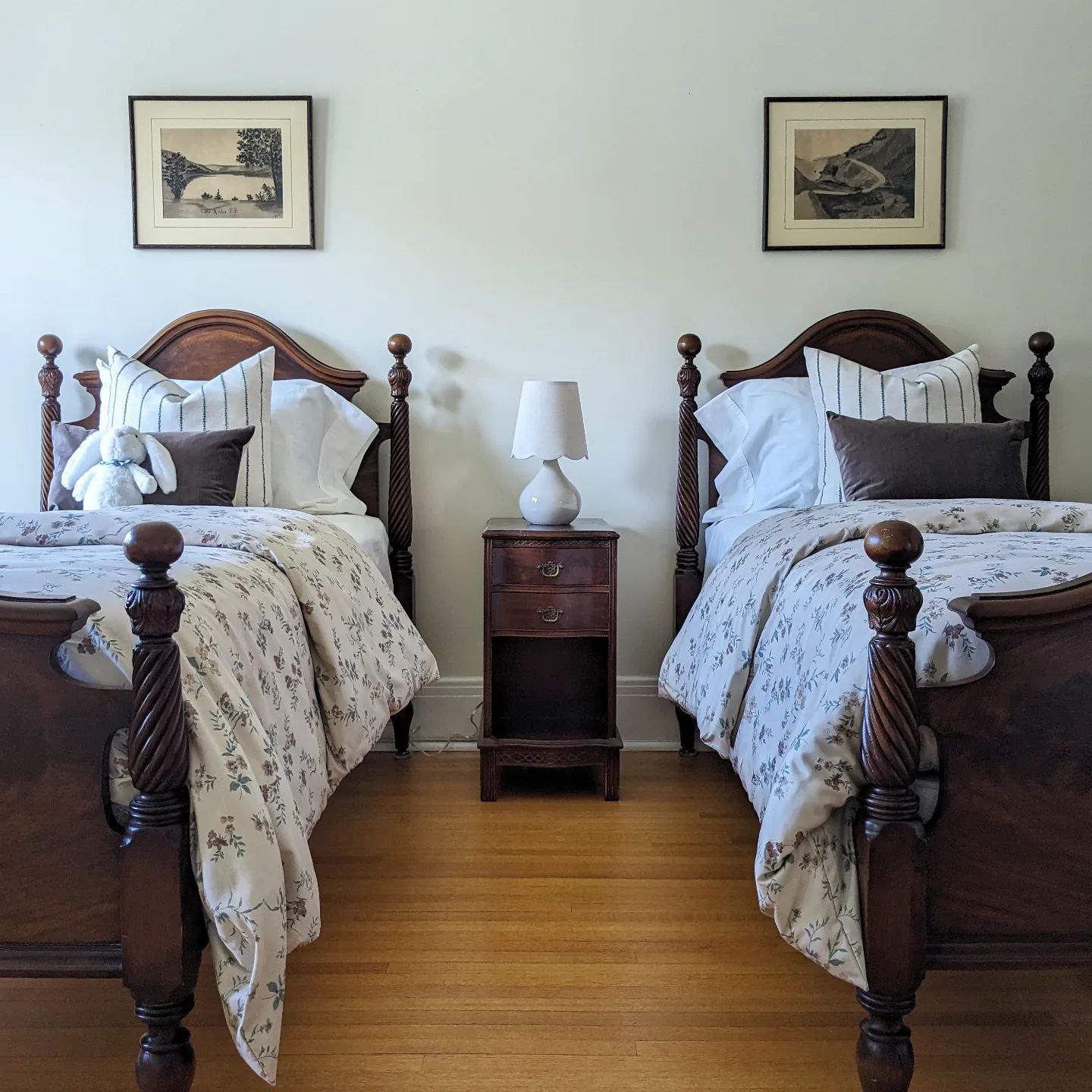 Halfway through the week! 

Loving this moment with a pair of antique twin beds 🤍

&bull;

&bull;

&bull;

&bull;

&bull;

Styled for @simply.abode 

#styling #style #interiordecorating #interiors123 #torontointeriors #torontohomestager #stagingsell