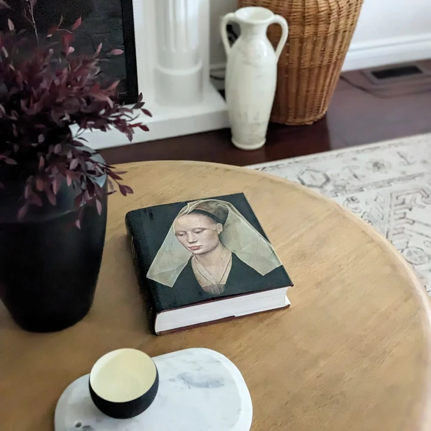 It's all in the details! 

&bull;

&bull;

&bull;

Stylist for @simply.abode 
🤍 @studio.oc_ 

#styling #style #interiordecorating #interiors123 #torontointeriors #torontohomestager #stagingsells #homestaging #interiorstylist #realestatestylist #real