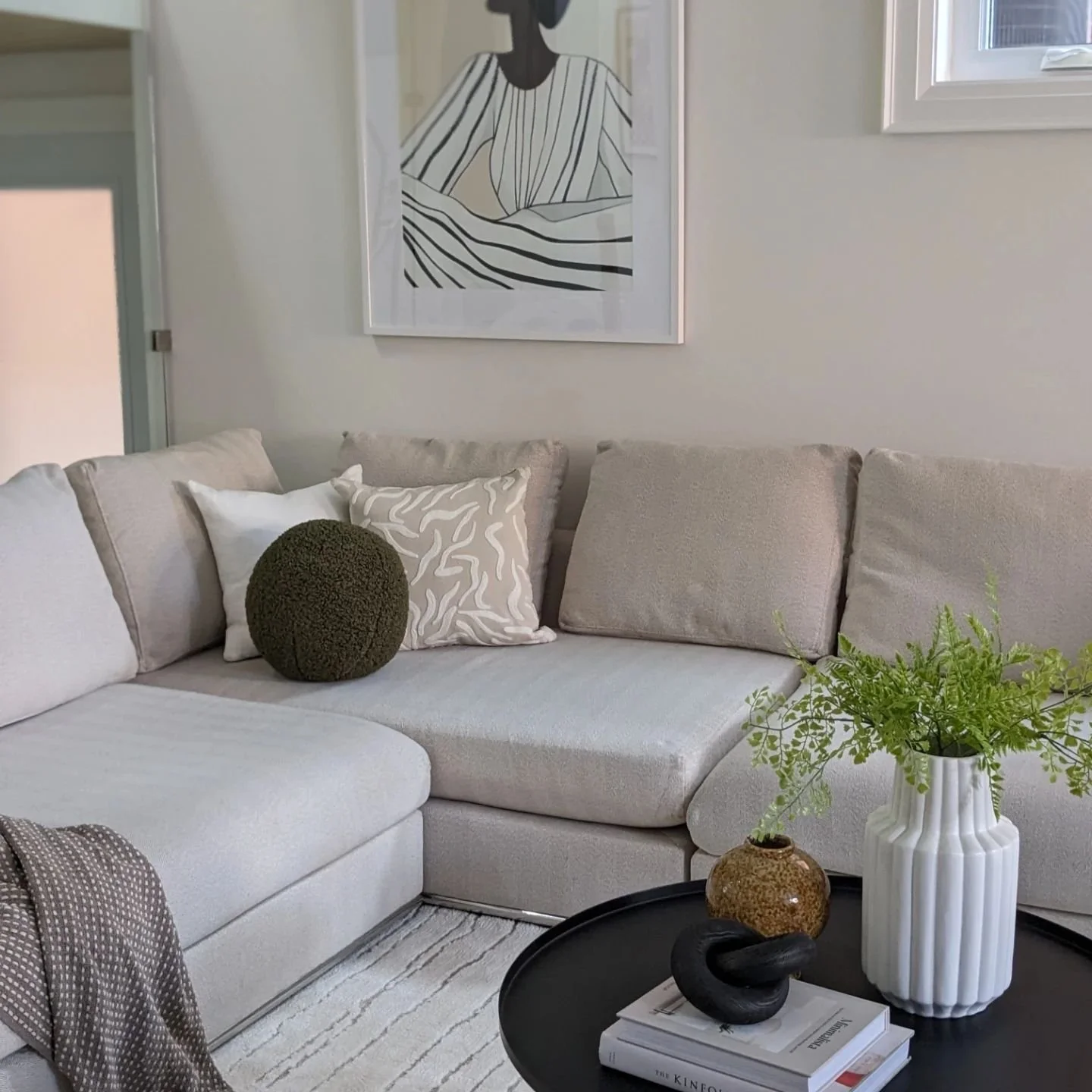 Never underestimate the power of a perfectly placed throw pillow 👊

&bull;

&bull;

&bull;

Styling for @simply.abode 
🤍 @studio.oc_ 

#styling #style #interiordecorating #interiors123 #torontointeriors #torontohomestager #stagingsells #homestaging
