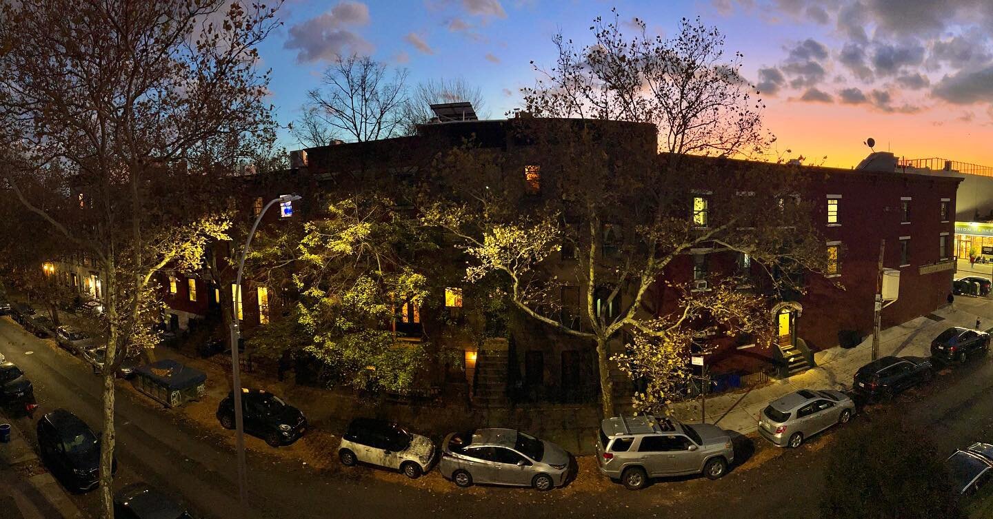 #dusk #brownstone #autumnlight #autumninnewyork #newyorkphotography #brooklyn #cobblehill #carrollgardens #home