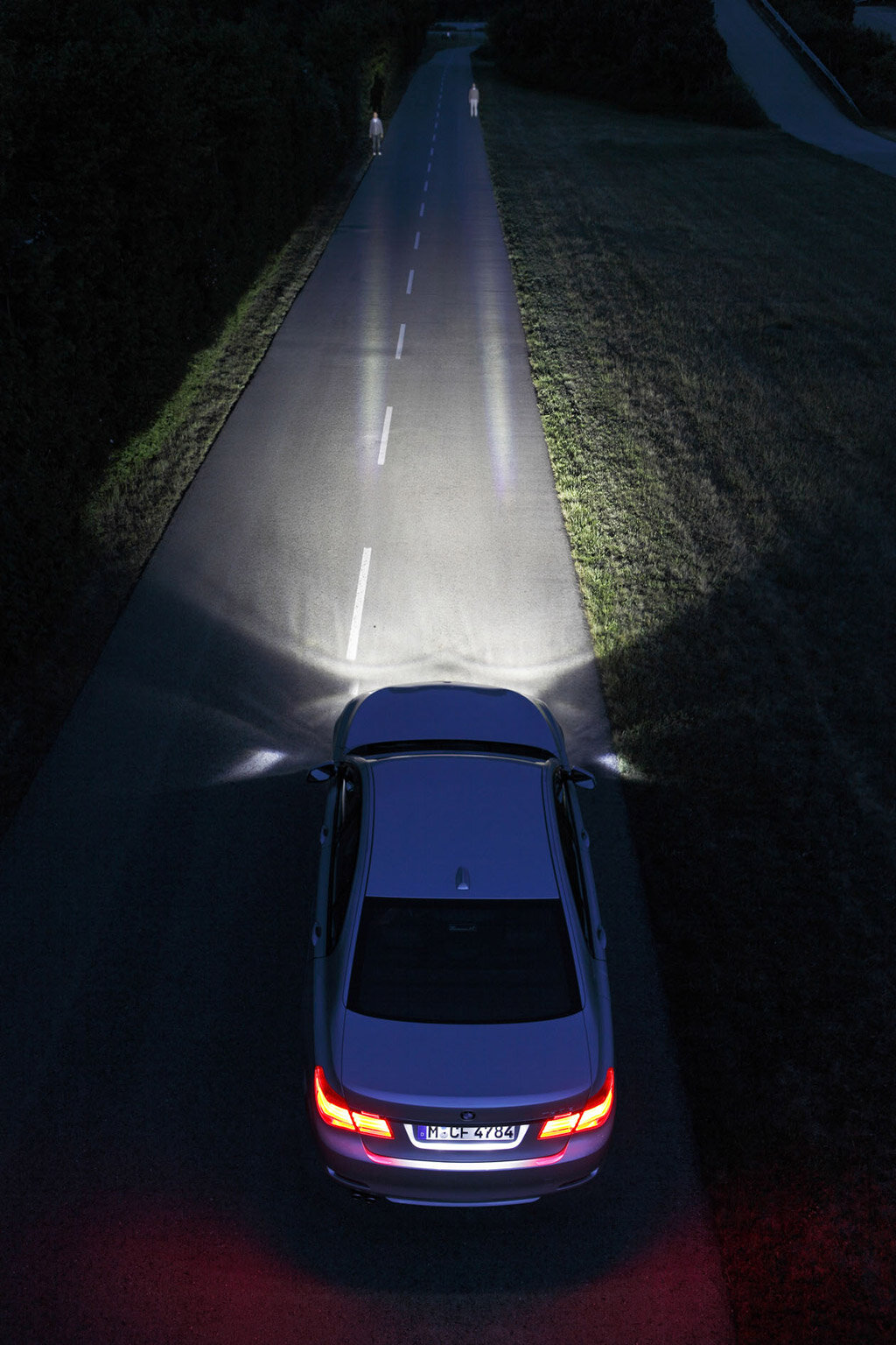 Свет в машине фары. Лазерно-люминофорные фары. BMW Laser фары. Лазерные фары Осрам. Автомобиль ночью.