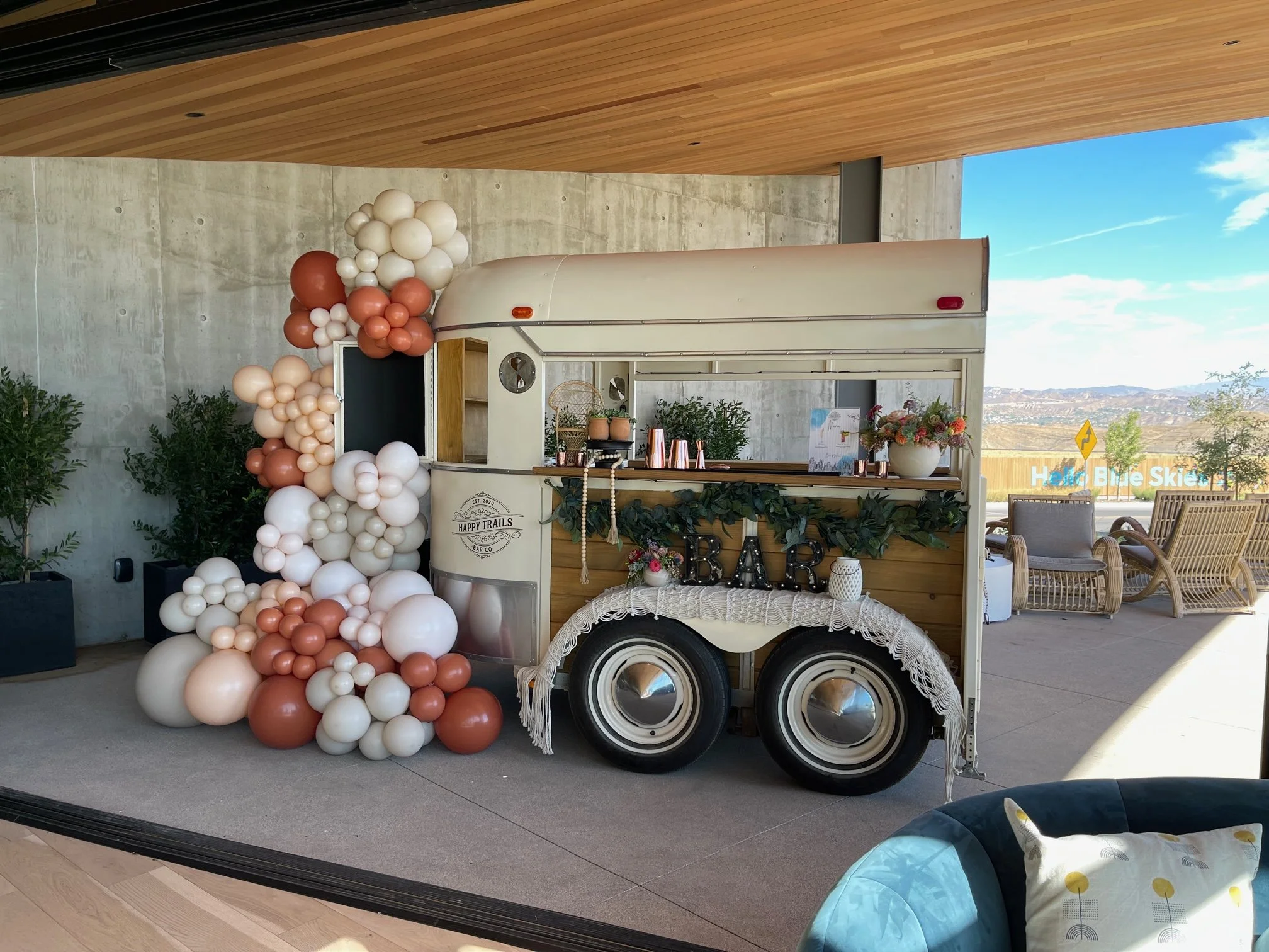 Mobile Bartender vs Venue Bar: What’s Better for Your Wedding?
