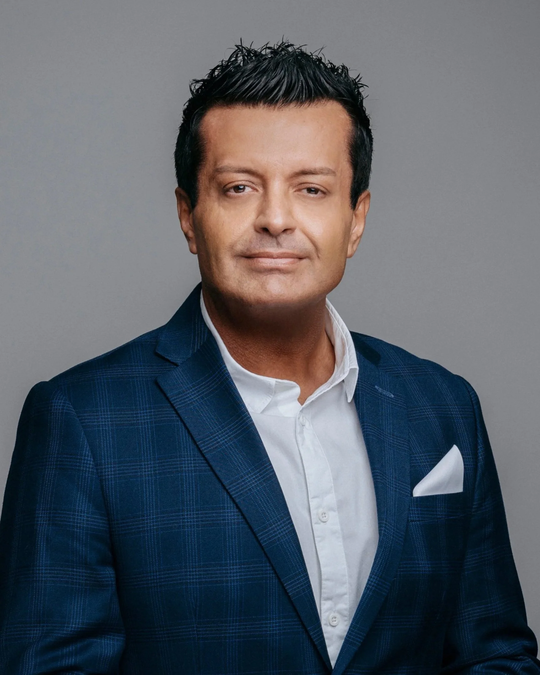 Klassisk portrett av mann i dress – studiofotografering for CV og profesjonell profil