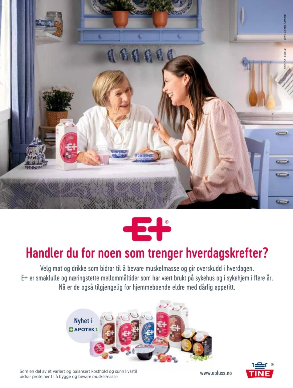 Kampanjebilde for TINE E+ med eldre kvinne og yngre kvinne ved kjøkkenbord, brukt i trykt annonse for mellommåltider. Fotograf Georg Aamodt - Sliperiet Studio