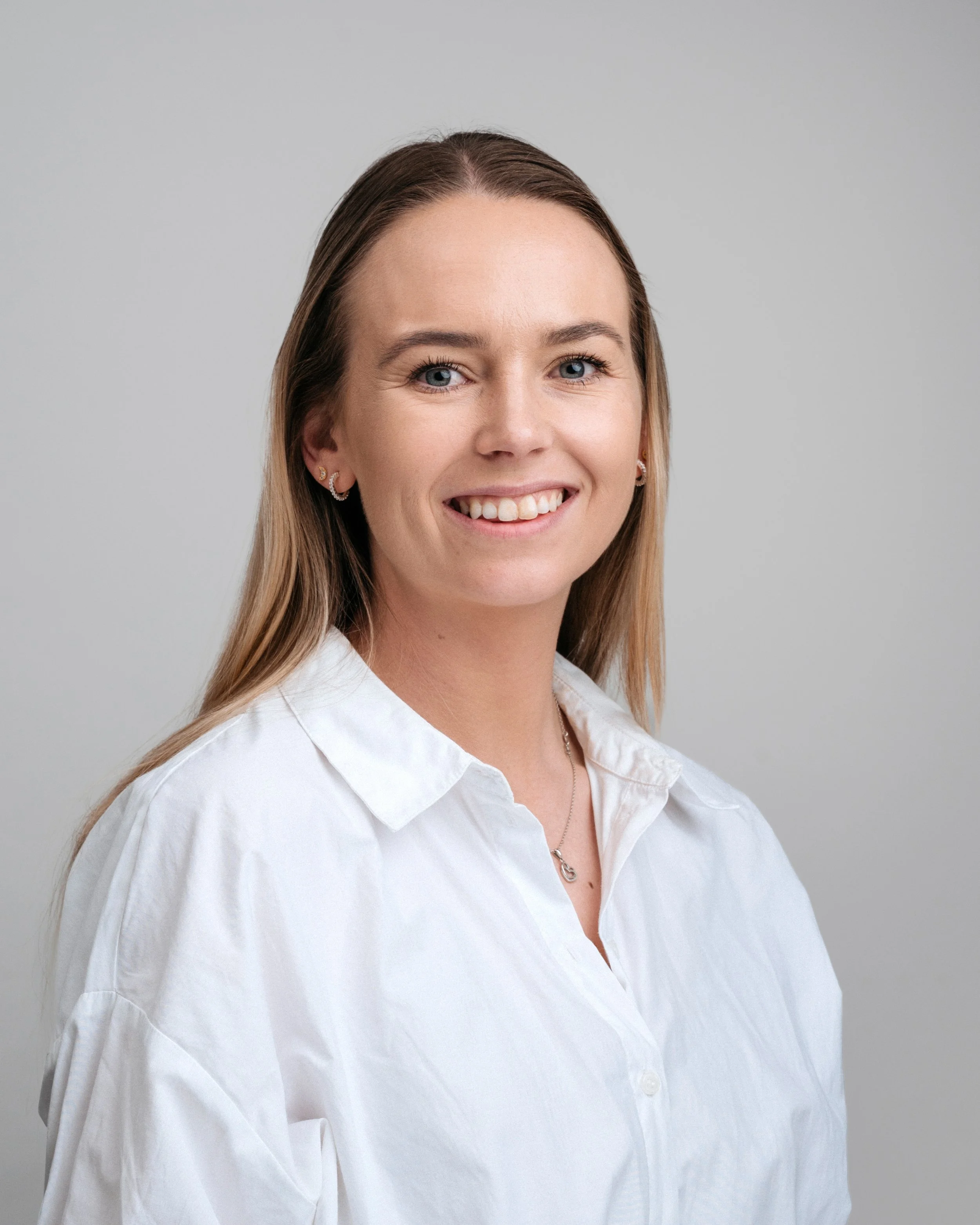 Profesjonelt portrett av kvinne – studiofoto for profilbilder og personlig merkevare