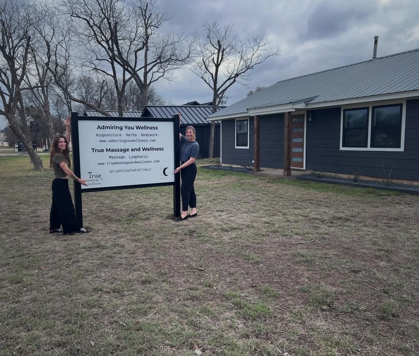The newest (and we think cutest) sign in Bastrop ✨ 

Now we are easier to find and there&rsquo;s something cool to read when you&rsquo;re cruising down College St🏎️
