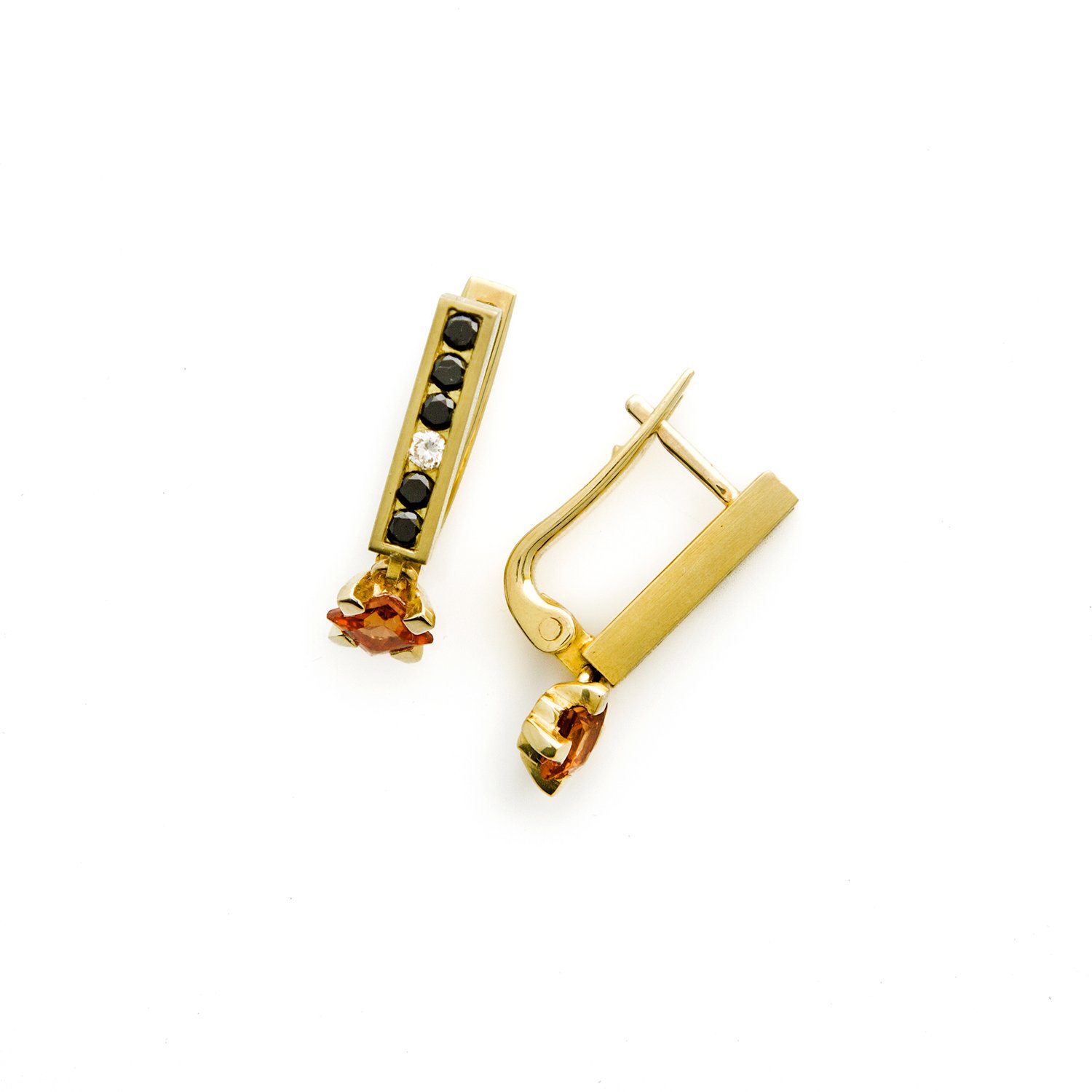 Gold rectangle with black diamonds and square sapphire