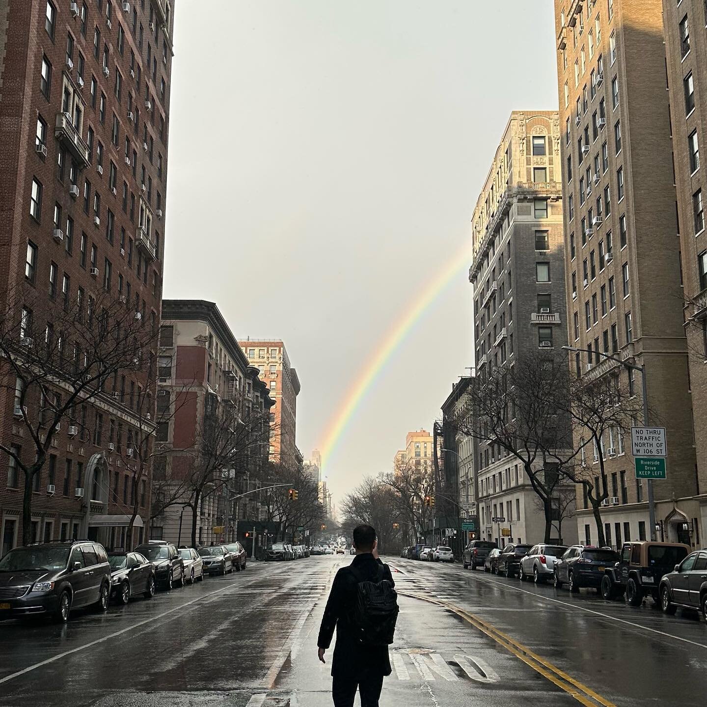 Talk about a perfect photo opportunity. 

Shoutout to Timmy, the complete stranger in this pic who said &ldquo;My mom will love this!&rdquo; when I sent him this pic . ☀️☔️🌈🌇

#rainbow #newyorkcity #NYC