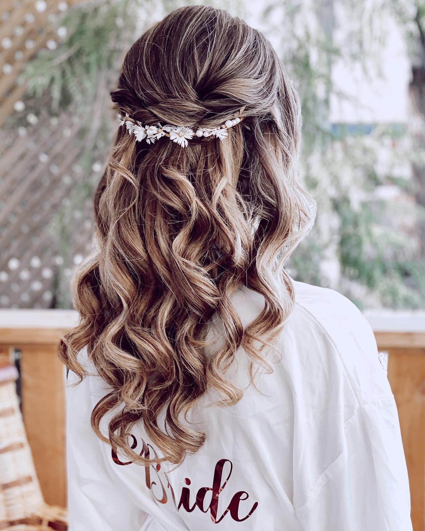 BOHO BRIDE 💫

Short hair? Long Hair? Extensions? 🤷&zwj;♀️ Thats our little secret.. but, what&rsquo;s your guess? 

*Stylist Insider Tip*: Typically, I don&rsquo;t always have a mirror to work in front of for weddings, so when I&rsquo;ve completed 