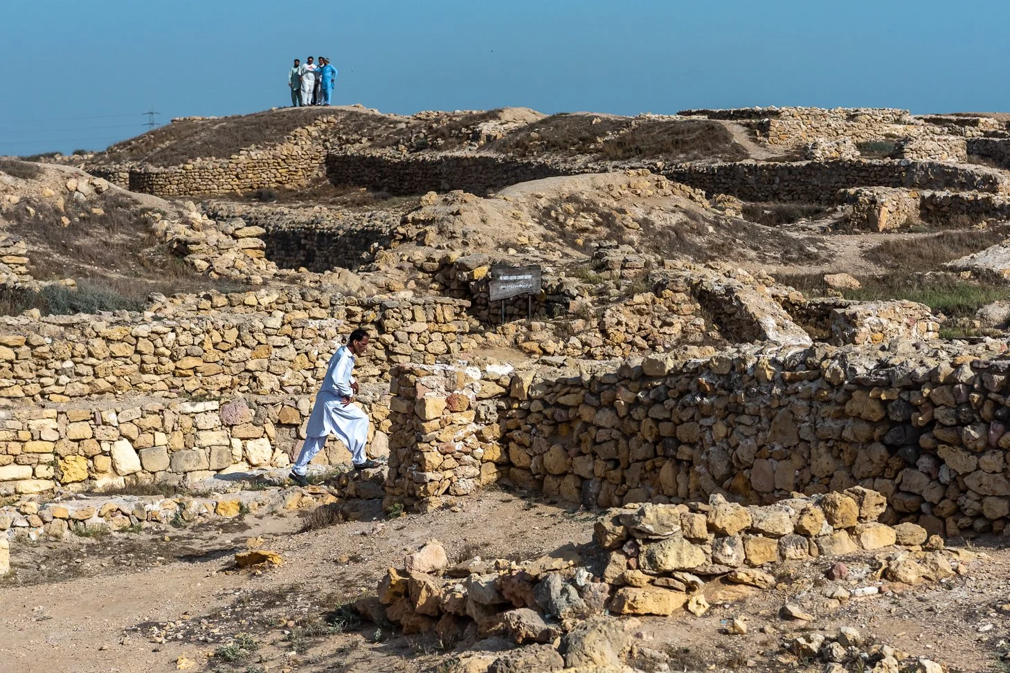 220323-Pakistan-Karachi-Ruins-1.jpg